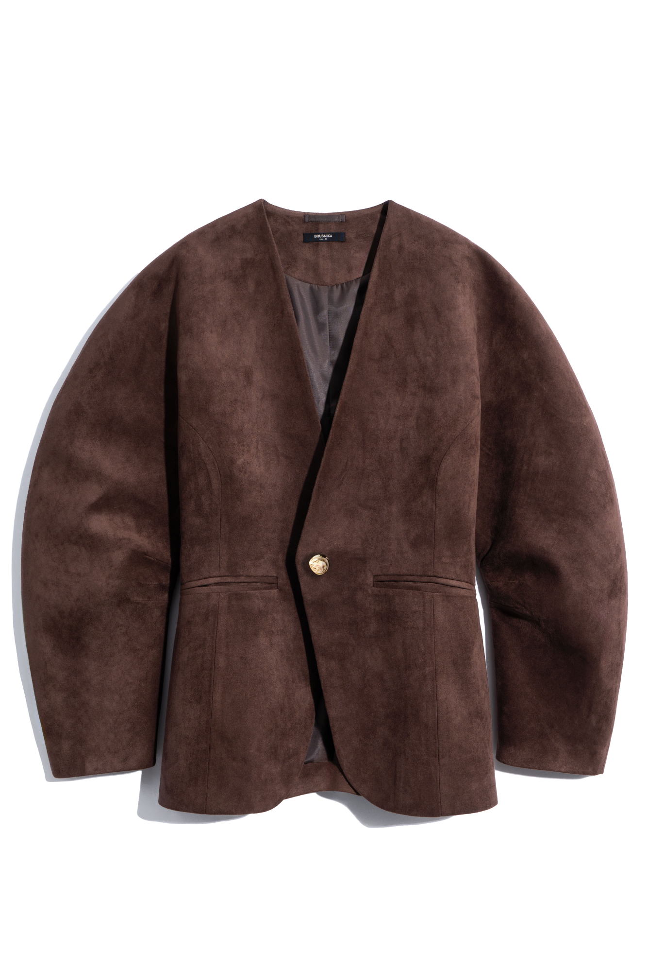 Однобортный жакет из ткани с имитацией внешнего вида и свойств натуральной замши. Модель без лацканов с большими объемными рукавами и боковыми прорезными карманами. Изделие на подкладке.