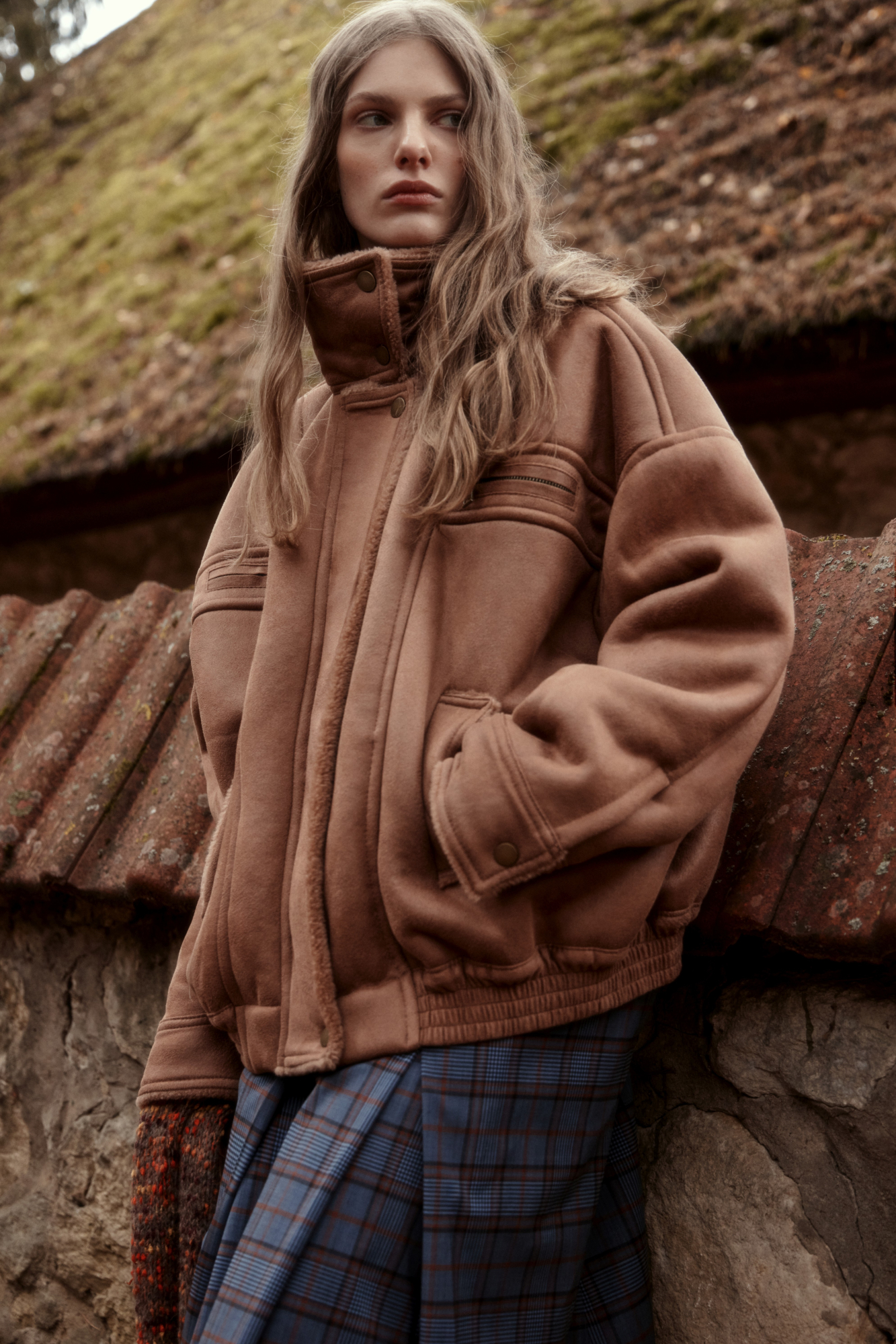 Шерстяной бомбер с воротником-стойкой. Модель свободного силуэта со спущенной линией плеча, манжетами на кнопках, нагрудными карманами на молниях и боковыми карманами. Низ изделия выполнен на резинке. Застежка на молнию под планкой с кнопками.