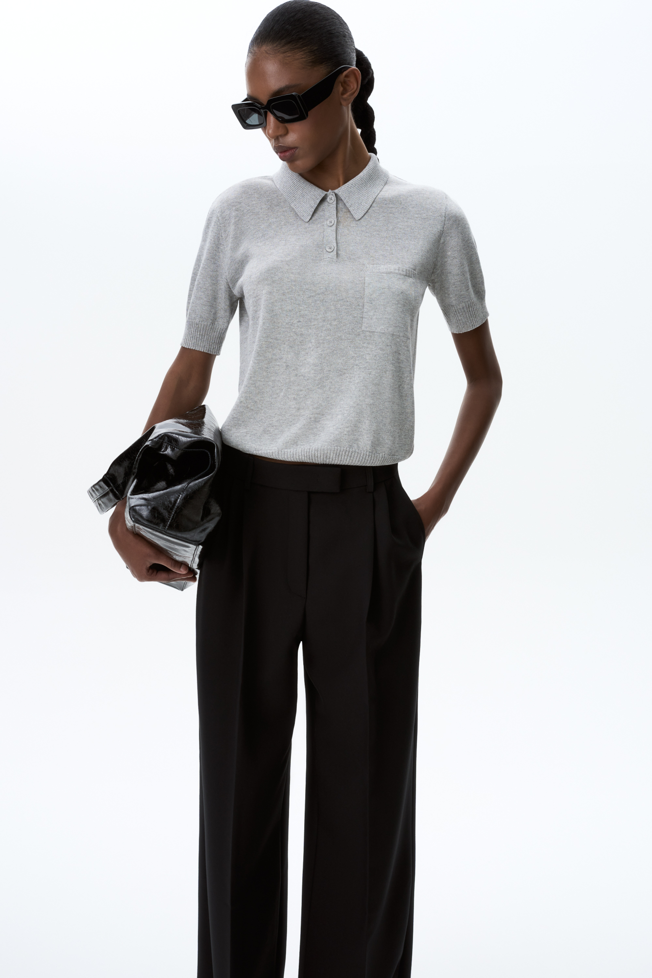 Трикотажное поло прямого кроя с коротким рукавом и накладным карманом на груди. Края изделия в рубчик.