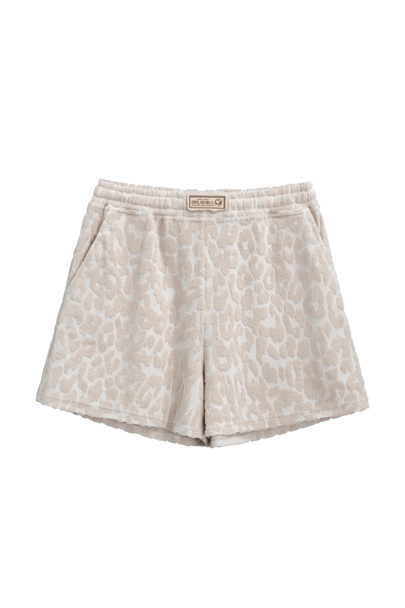 Шорты из махрового трикотажа. Модель свободного силуэта с эластичным поясом на кулиске и брендированным ярлыком. Дополнить образ можно футболкой в таком же стиле.