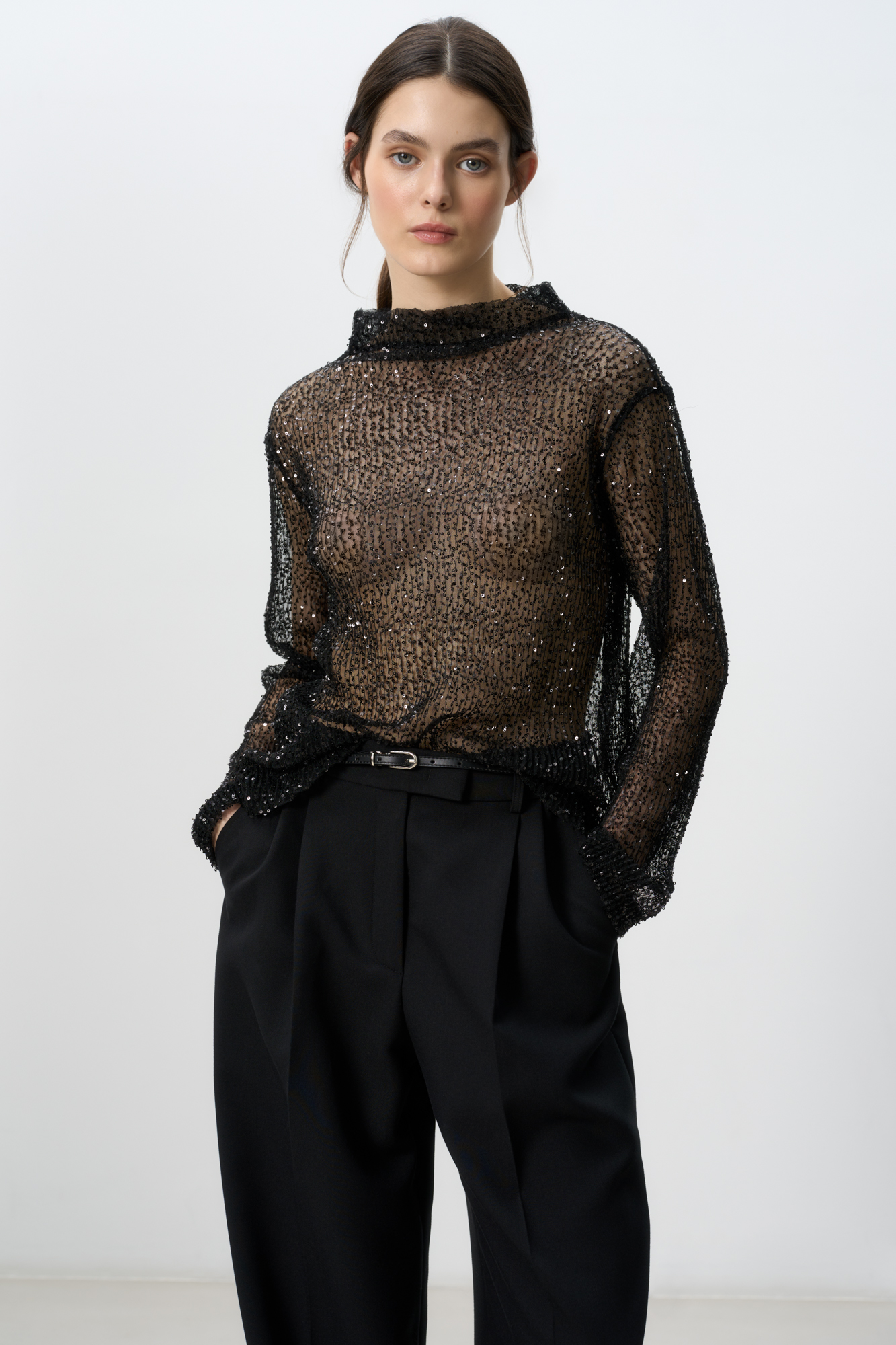 Прозрачный топ с длинными рукавами и воротником-стойкой. Модель декорирована пайетками.