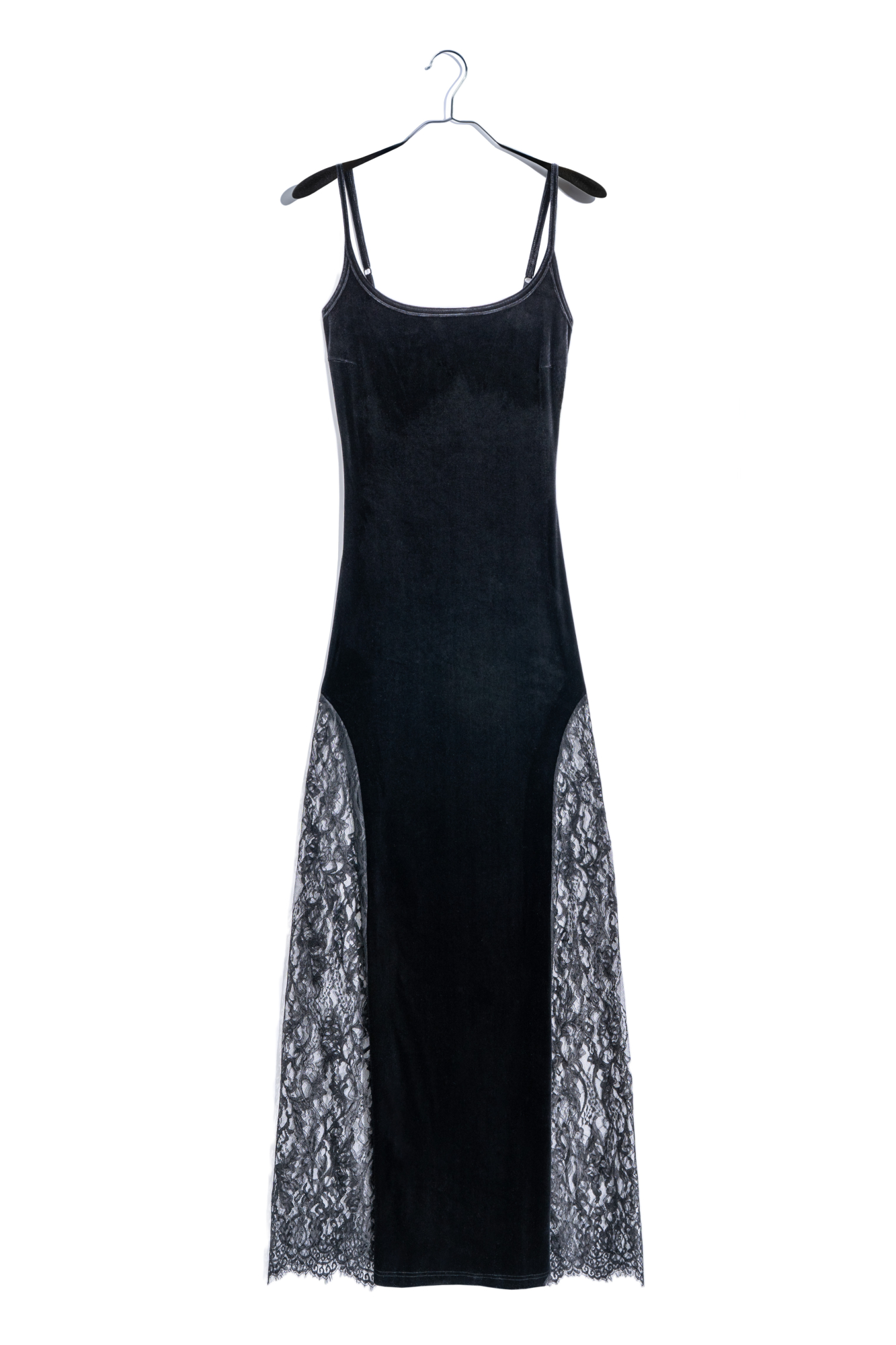 Бархатное платье длины макси с кружевными вставками и вырезом на спине. Модель приталенного силуэта на тонких бретельках. Без застежки.