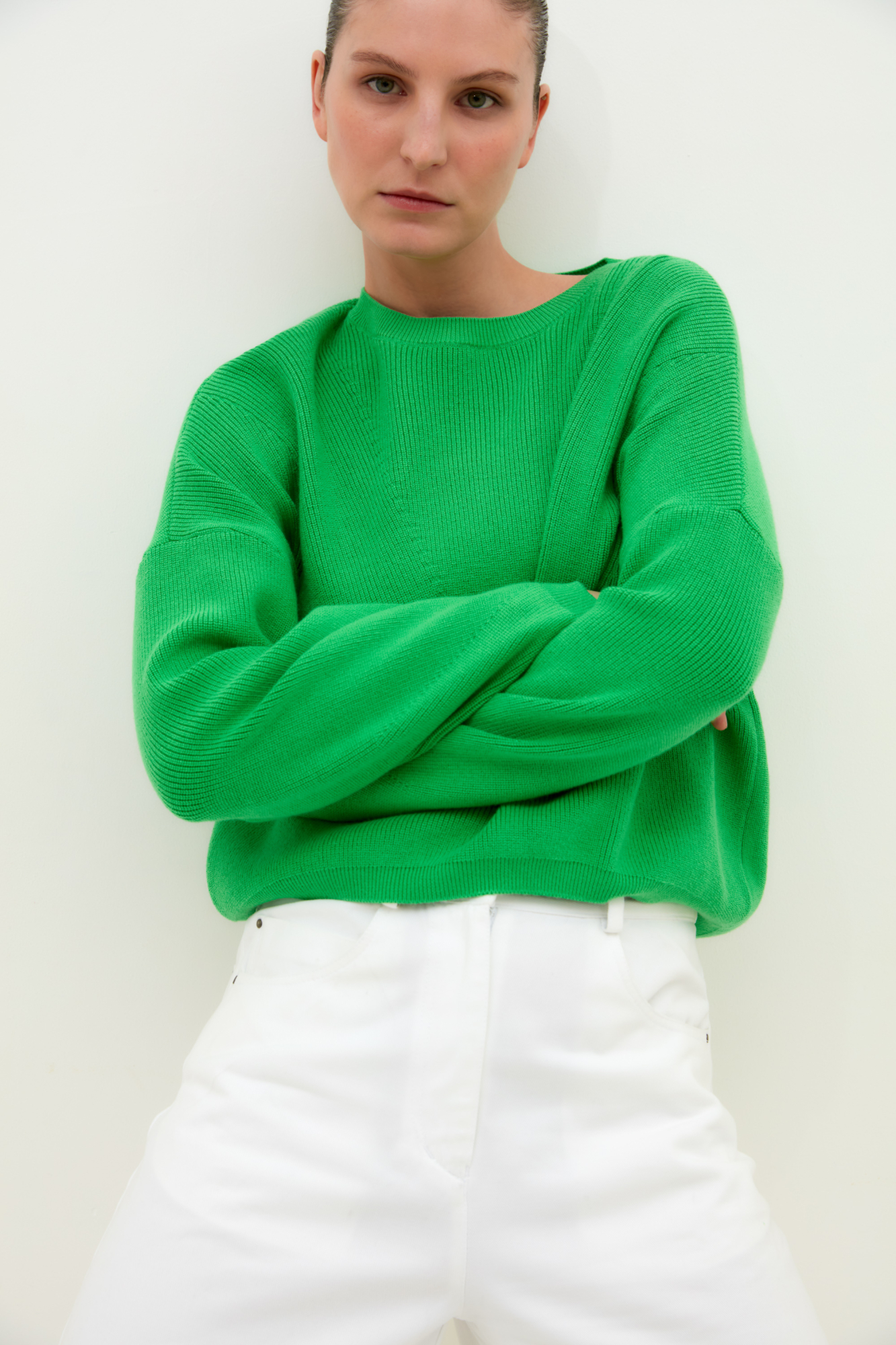 Объемный хлопковый джемпер полуфанг с длинными рукавами. Низ изделия и рукава на эластичной ленте.