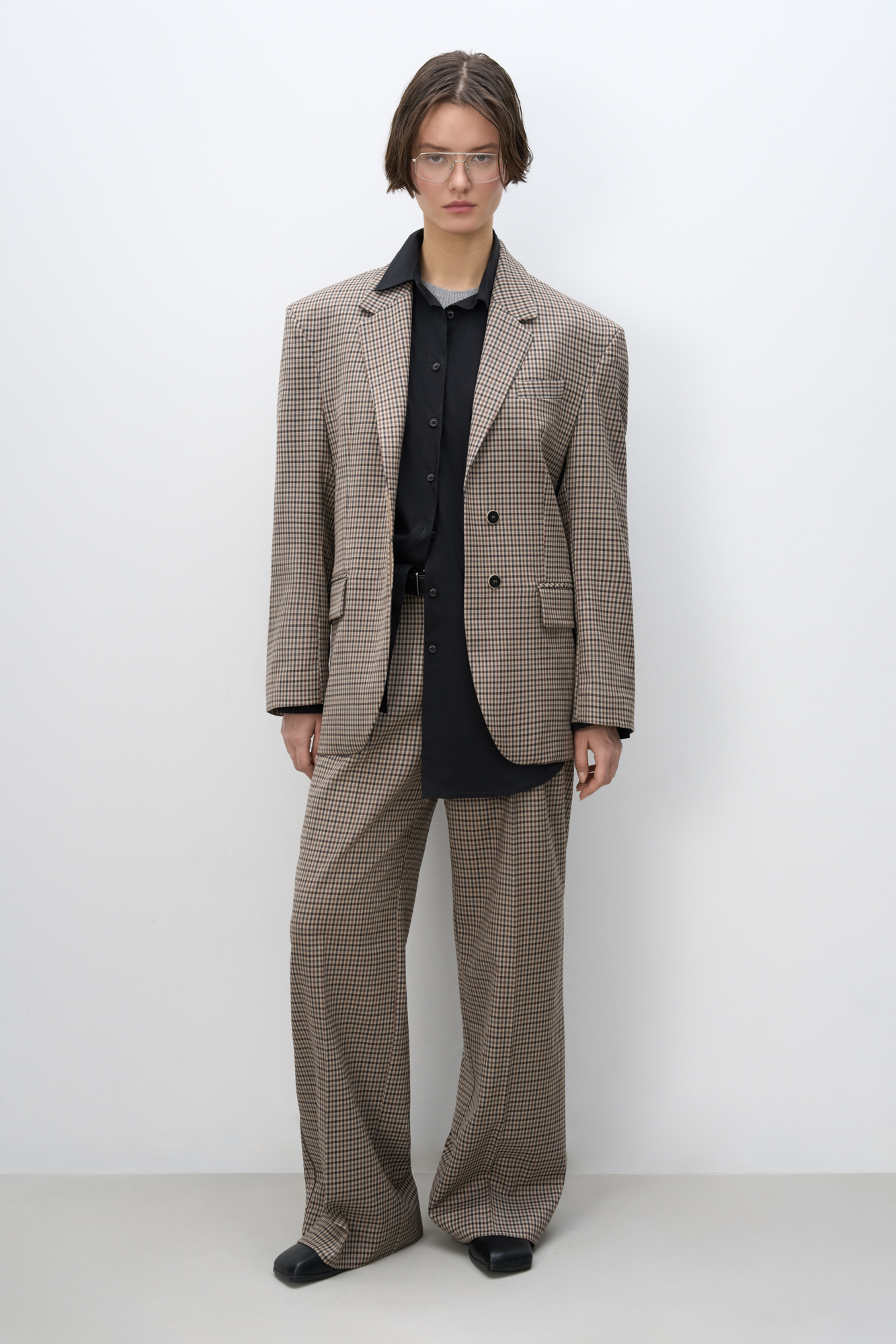 Брюки из шерсти в клетку виши. Модель прямого кроя с защипами на талии, шлевками на поясе для ремня и карманами. Застежка на молнию и пуговицу. 