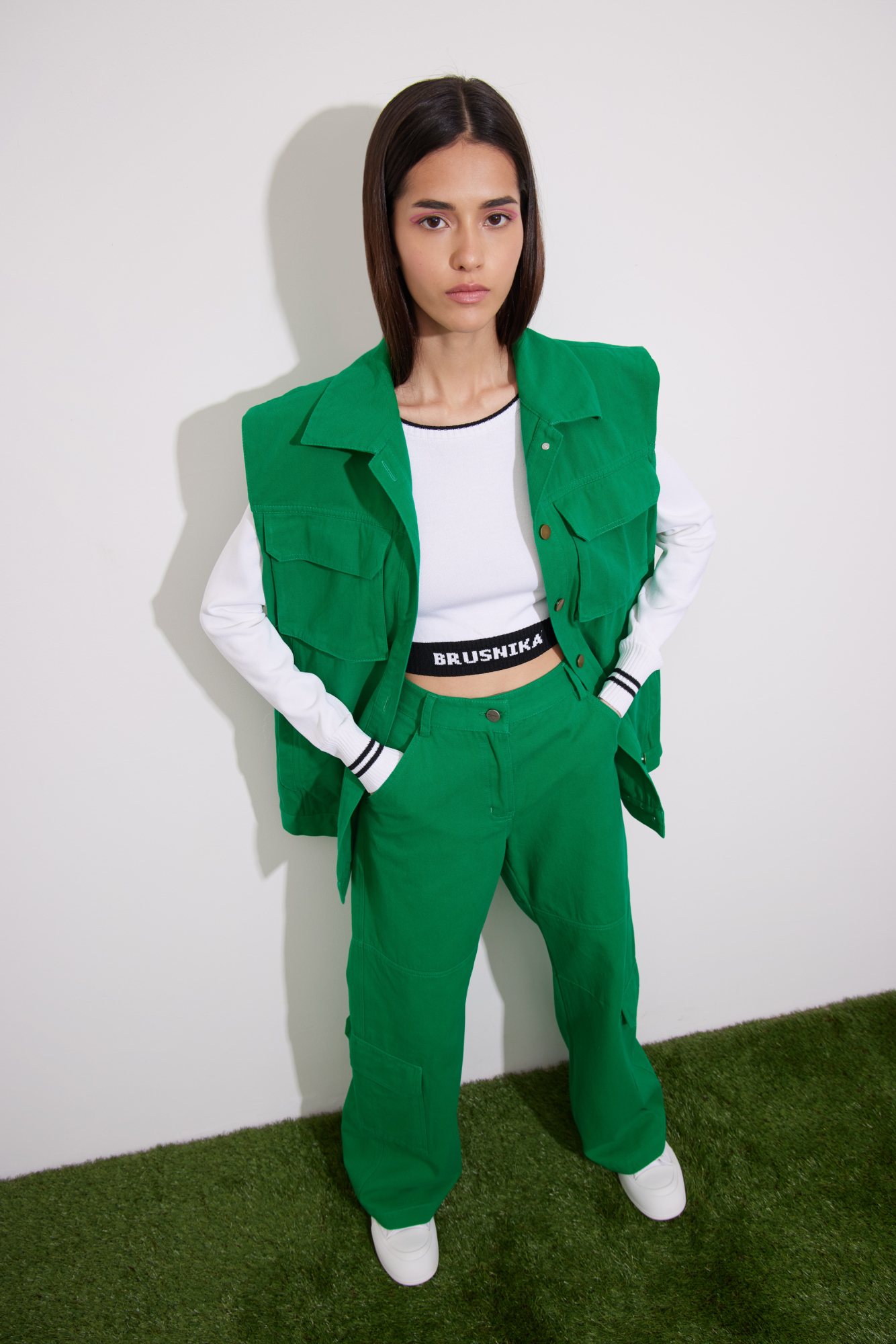 Жилет-джинсовка из 100% хлопка. Карманы на груди, застежка на пуговицах.