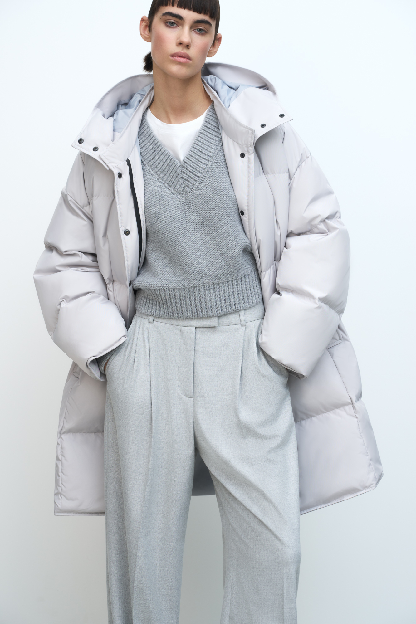 Утепленный пуховик с отстегивающимся воротником и капюшоном. Модель свободного силуэта с боковыми карманами и рукавами на трикотажных манжетах. Наполнитель натуральный пух 90% перо 10%. Индекс качества FILL POWER 750. В комплекте удобный мешок для капюшона и воротника. Застежка на кнопки и молнию под планкой, которая позволяет расстегнуть пуховик одним движением вверх.