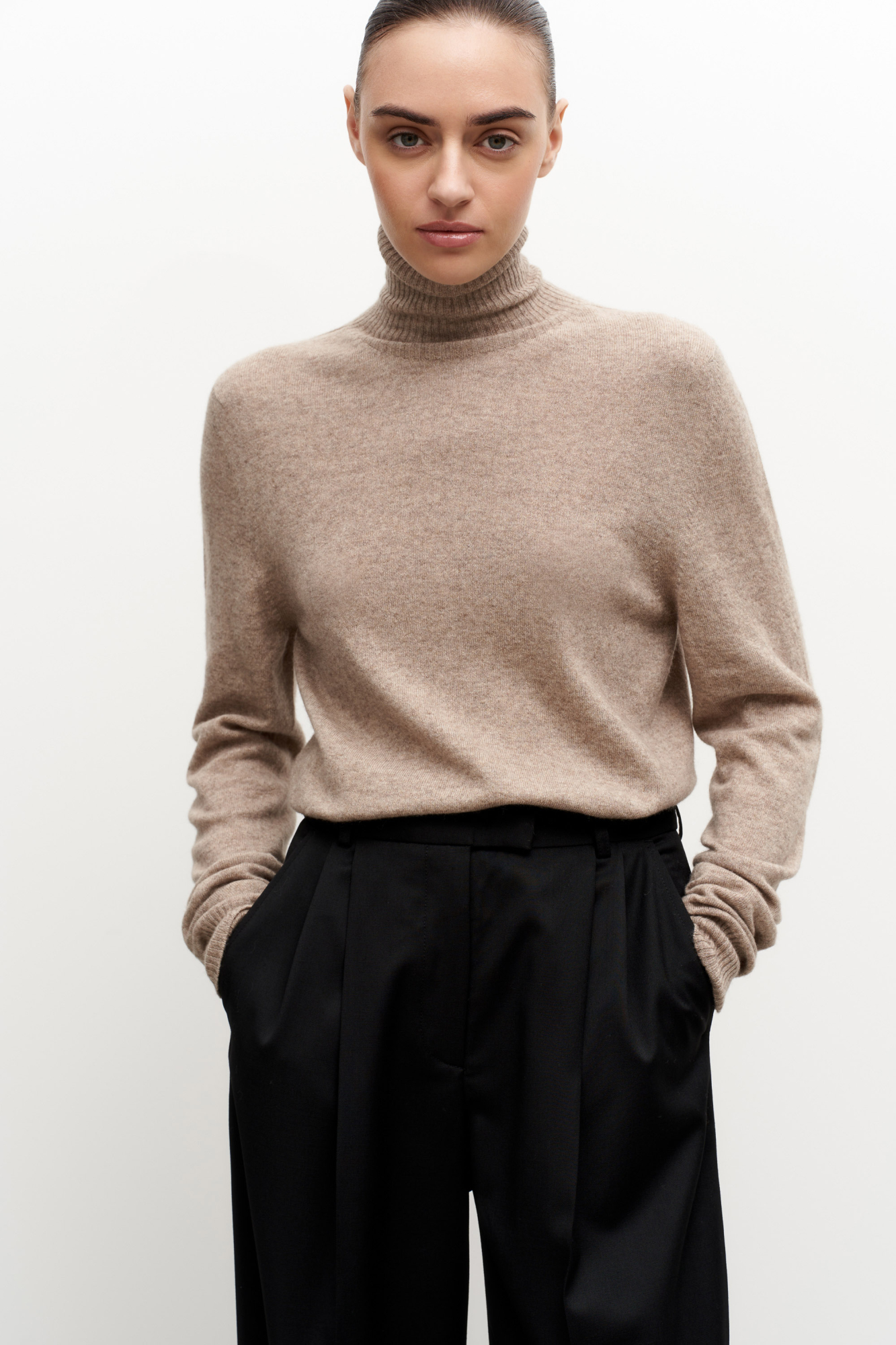 Трикотажная водолазка из шерсти с добавлением кашемира. Модель приталенного силуэта с воротником-стойкой. Края изделия в рубчик.