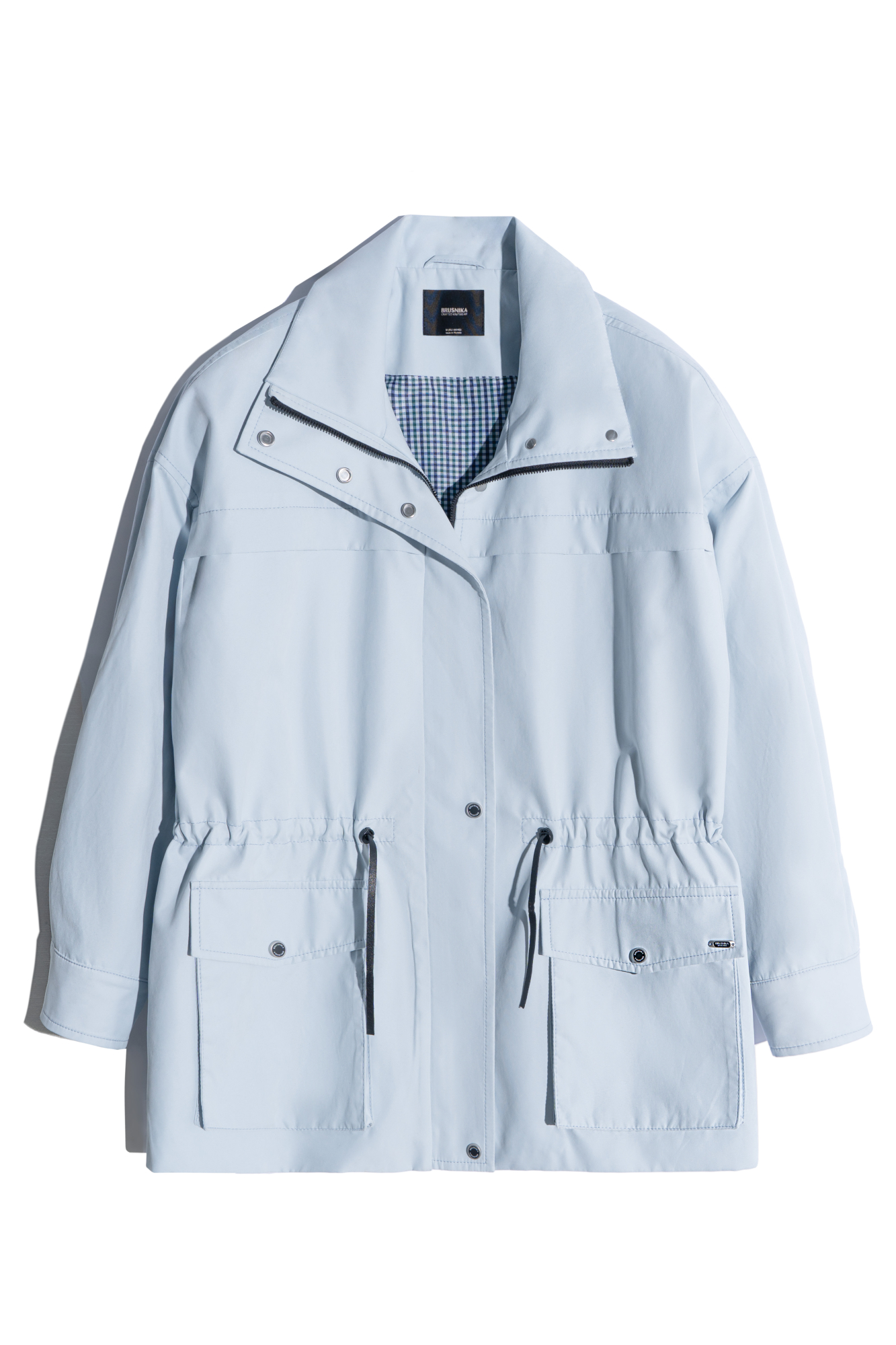 Парка, выполненная из плащевой ткани. Модель свободного силуэта с высоким воротником-стойкой, подплечниками, карманами с клапанами и регулируемой кулиской на талии. Застежка на молнию и магнитные кнопки на планке. Изделие выполнено на подкладке.