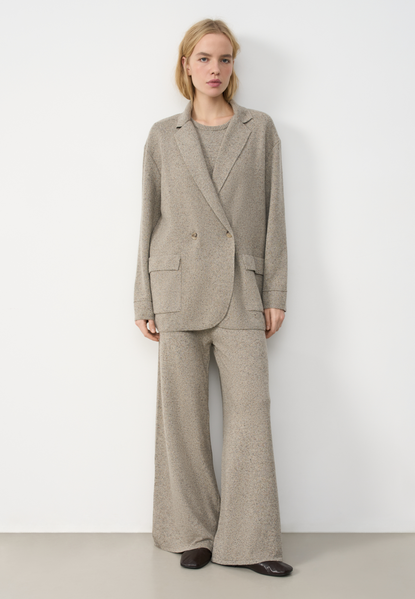 Трикотажные меланжевые брюки из мягкой шерсти с добавлением шелка и вискозы. Модель прямого силуэта с широким поясом на кулиске. Можно дополнить жилетом из такой же пряжи.