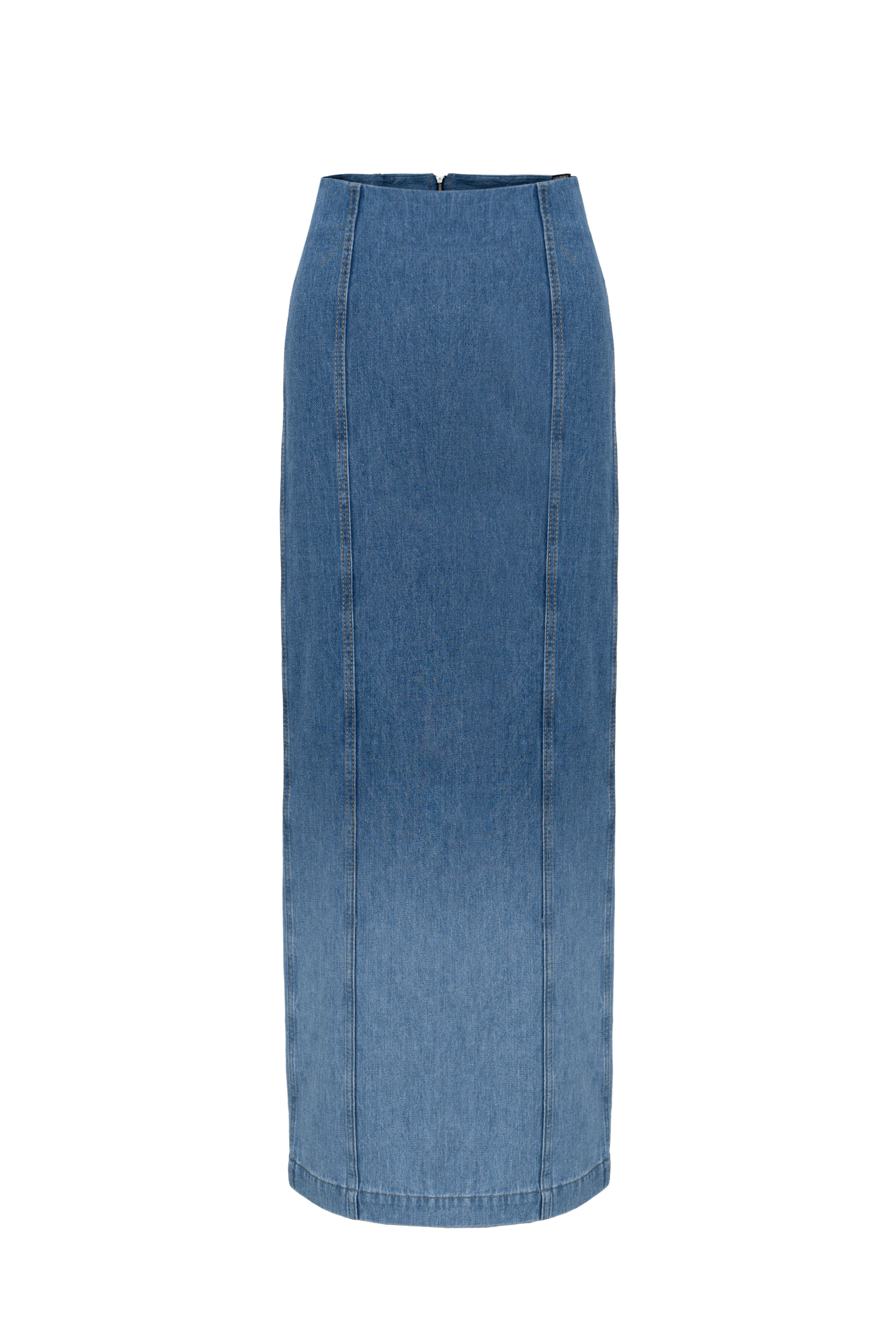 Джинсовая юбка-карандаш длины макси из 100% хлопка. Модель приталенного силуэта, с объемными вертикальными швами, клиновидным разрезом и застежкой на молнию сзади. Цвет полотна изделия сменяется с темного на светлый, создавая градиент. Дополнить образ можно топом. 