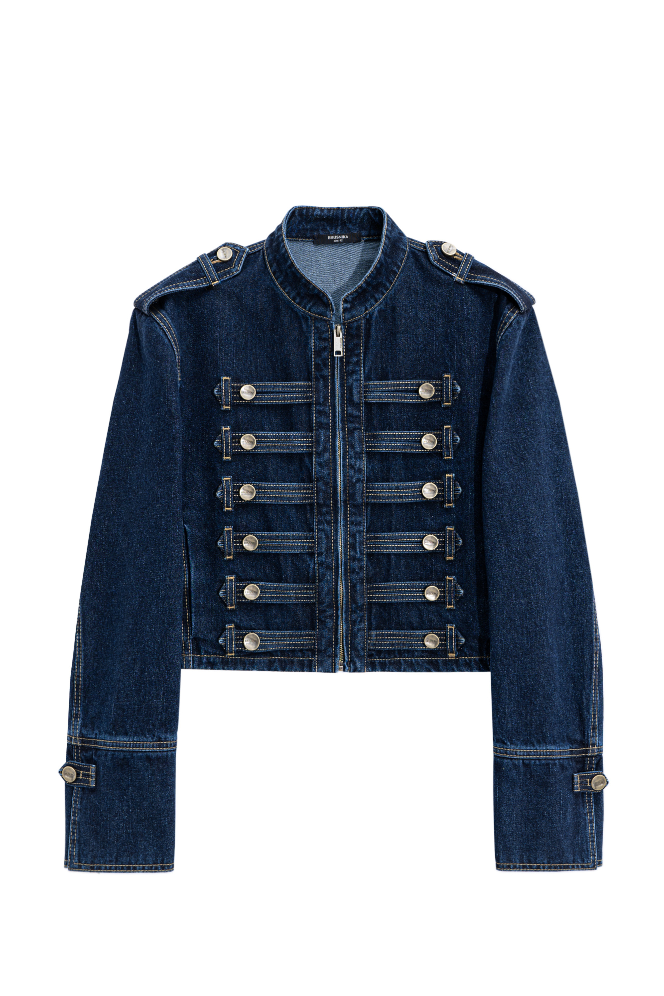Джинсовый жакет-доломан в гусарском стиле, выполненный из 100% хлопка. Модель прямого силуэта с воротником стойкой, патами на плечах и манжетах рукавов. Изделие декорировано металлическими брендированными пуговицами и контрастной отстрочкой. Застежка на молнию.