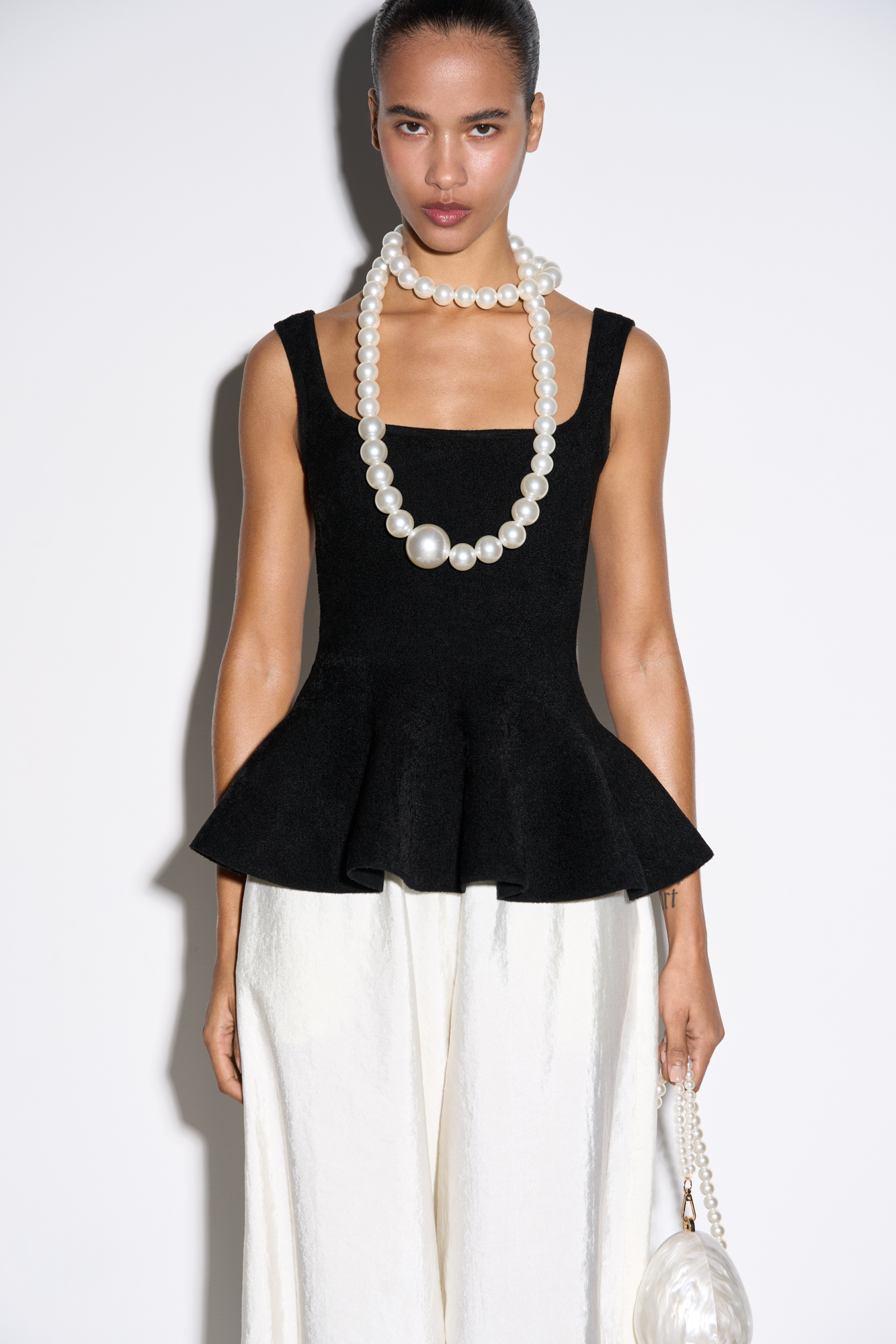 Трикотажный корсет из плотной вискозы. Модель на широких бретельках с баской. Застежка на молнию сзади. Изделие без подкладки.