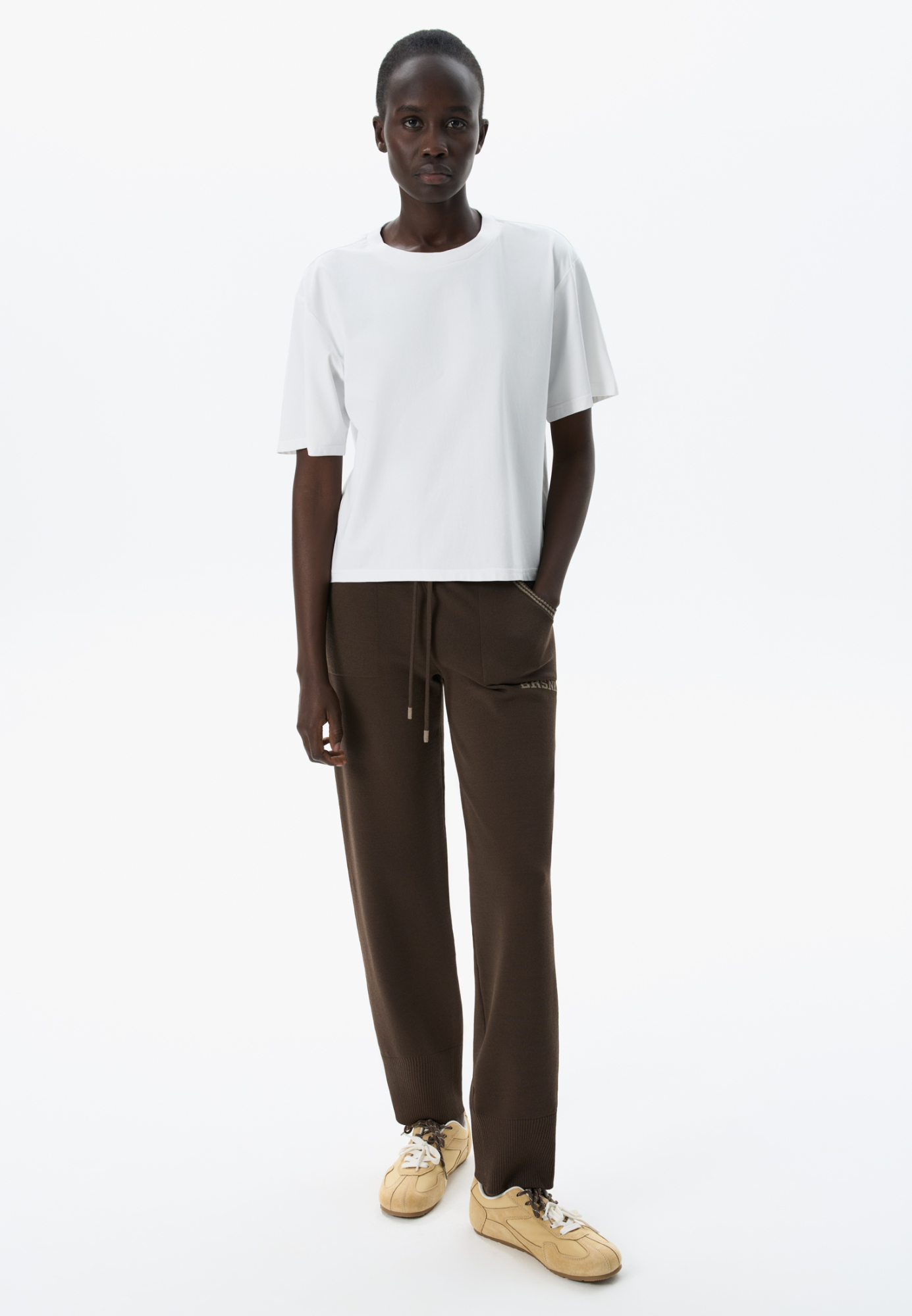 Oversize футболка со спущенной линией плеча. Модель свободного силуэта с закругленным низом.