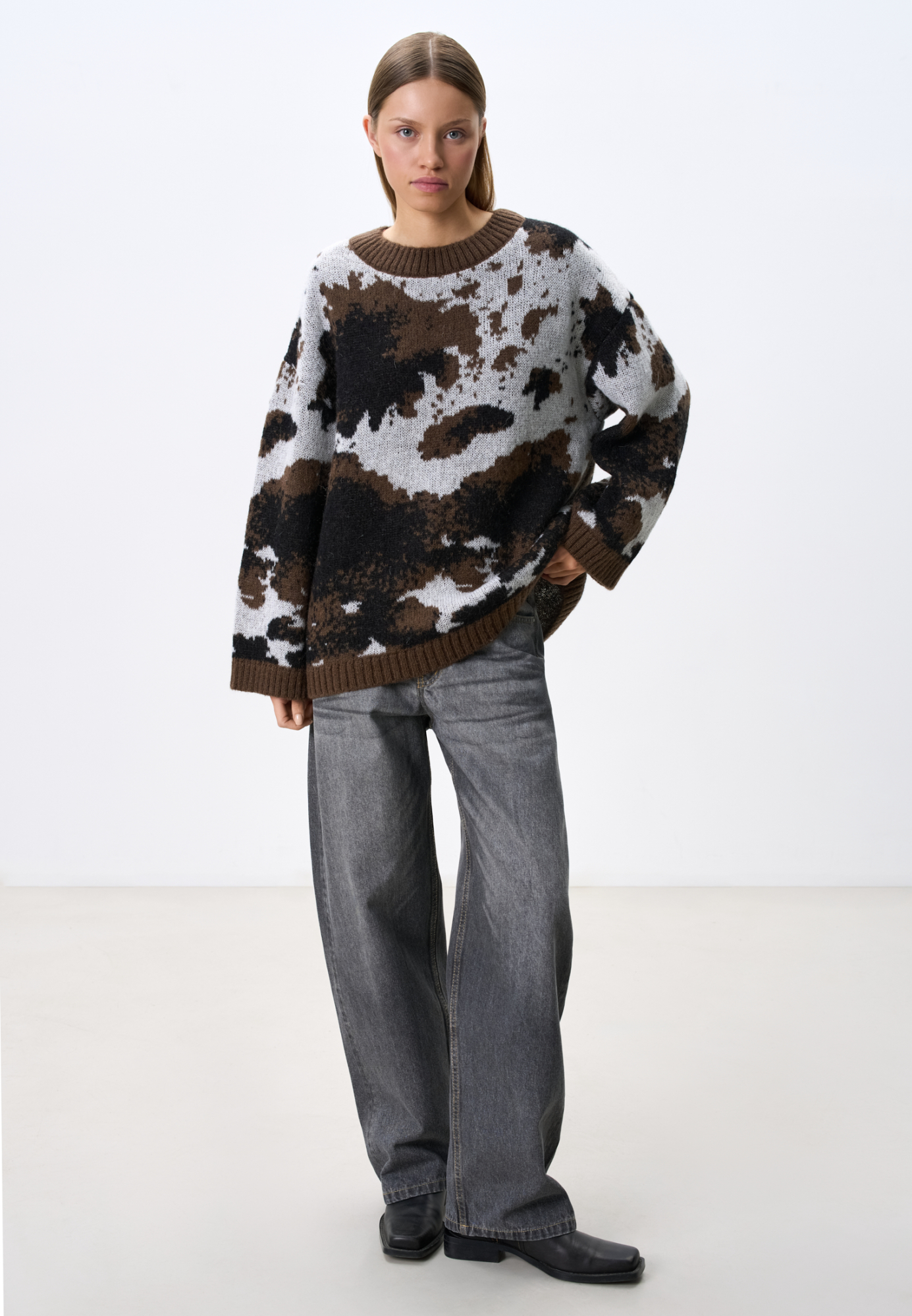 Трикотажный джемпер с жаккардовым анималистическим дизайном из шерсти и мохера. Модель свободного силуэта со спущенной линией плеча, с круглым вырезом. Края изделия выполнены в рубчик.