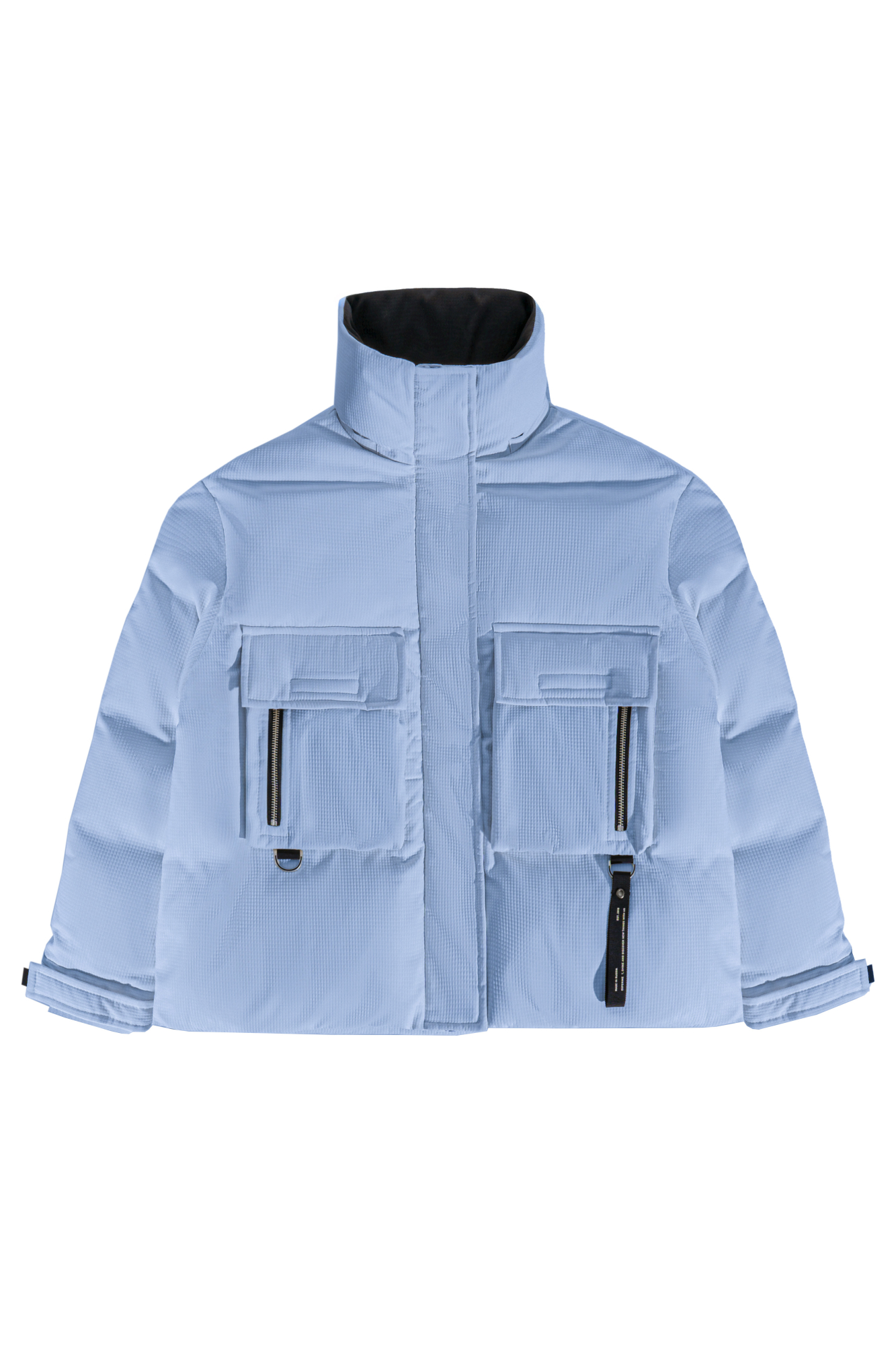 Пуховик с двумя накладными карманами, воротником-стойкой и капюшоном. Застежка на молнию под планкой. Низ изделия выполнен на регулируемой кулиске. На подкладке.