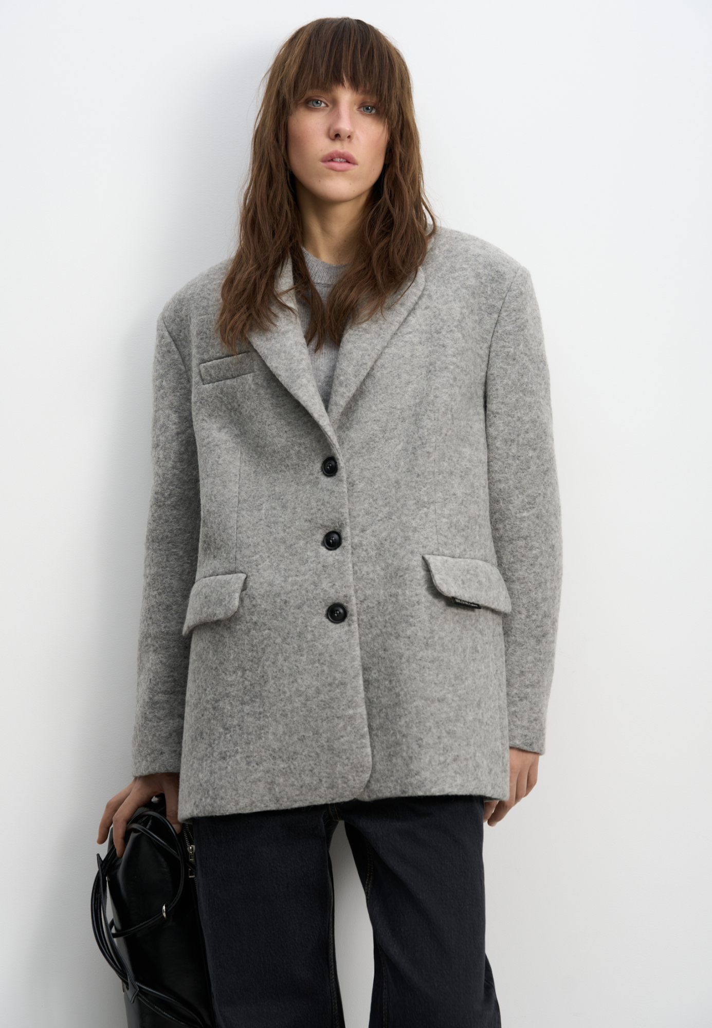 Однобортный жакет-пальто из шерсти. Модель прямого кроя с классическим отложным воротником и двумя прорезными карманами с клапанами. Застежка на пуговицы. Изделие декорировано пуговицами на манжетах и брендированным ярлыком на клапане кармана. Пояс из экокожи в комплекте. Пальто на подкладке. 