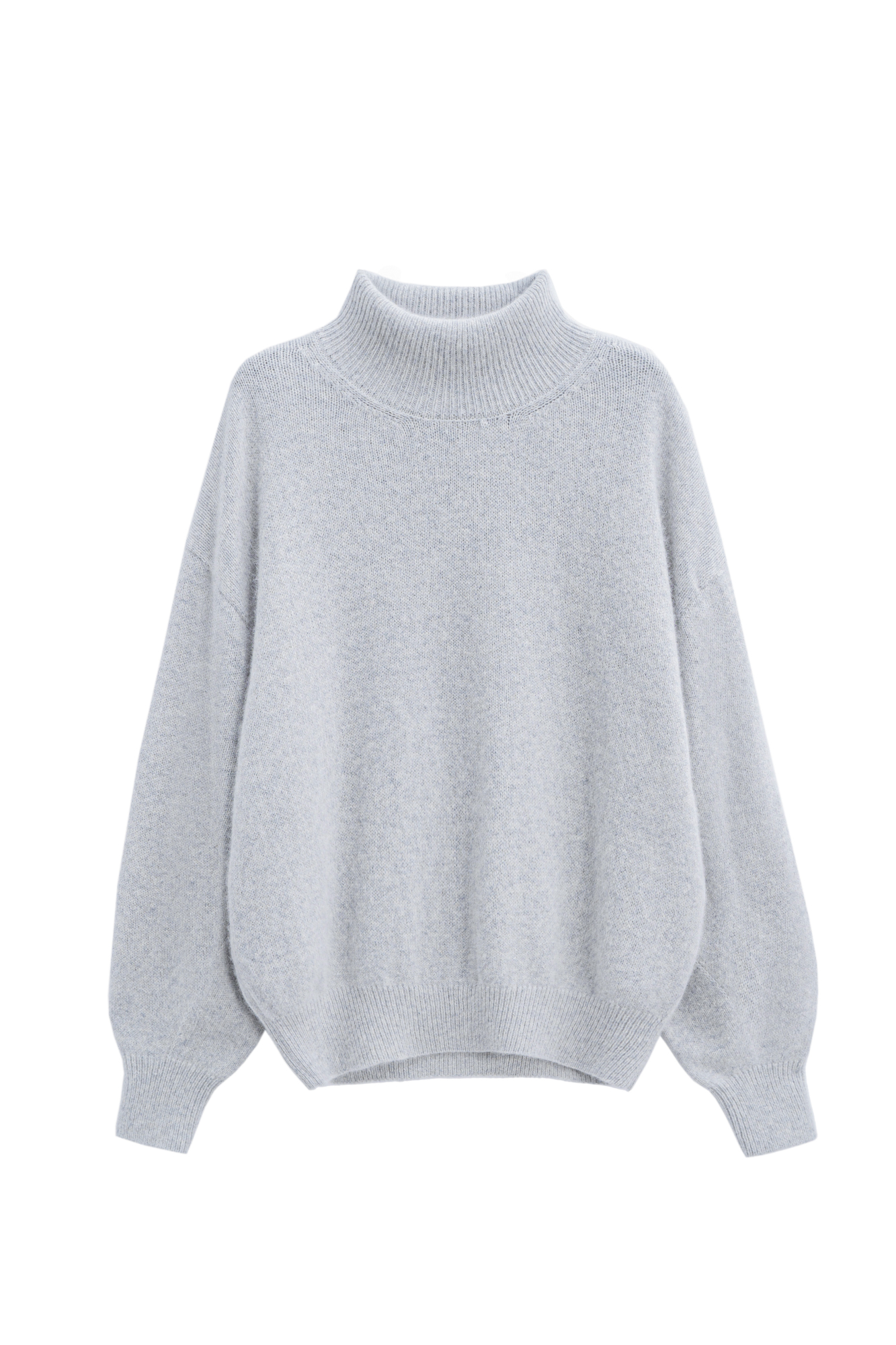 Трикотажный джемпер из пуха лисы. Модель свободного силуэта с высоким воротом, спущенной линией плеч и широкими рукавами с манжетами на резинке.