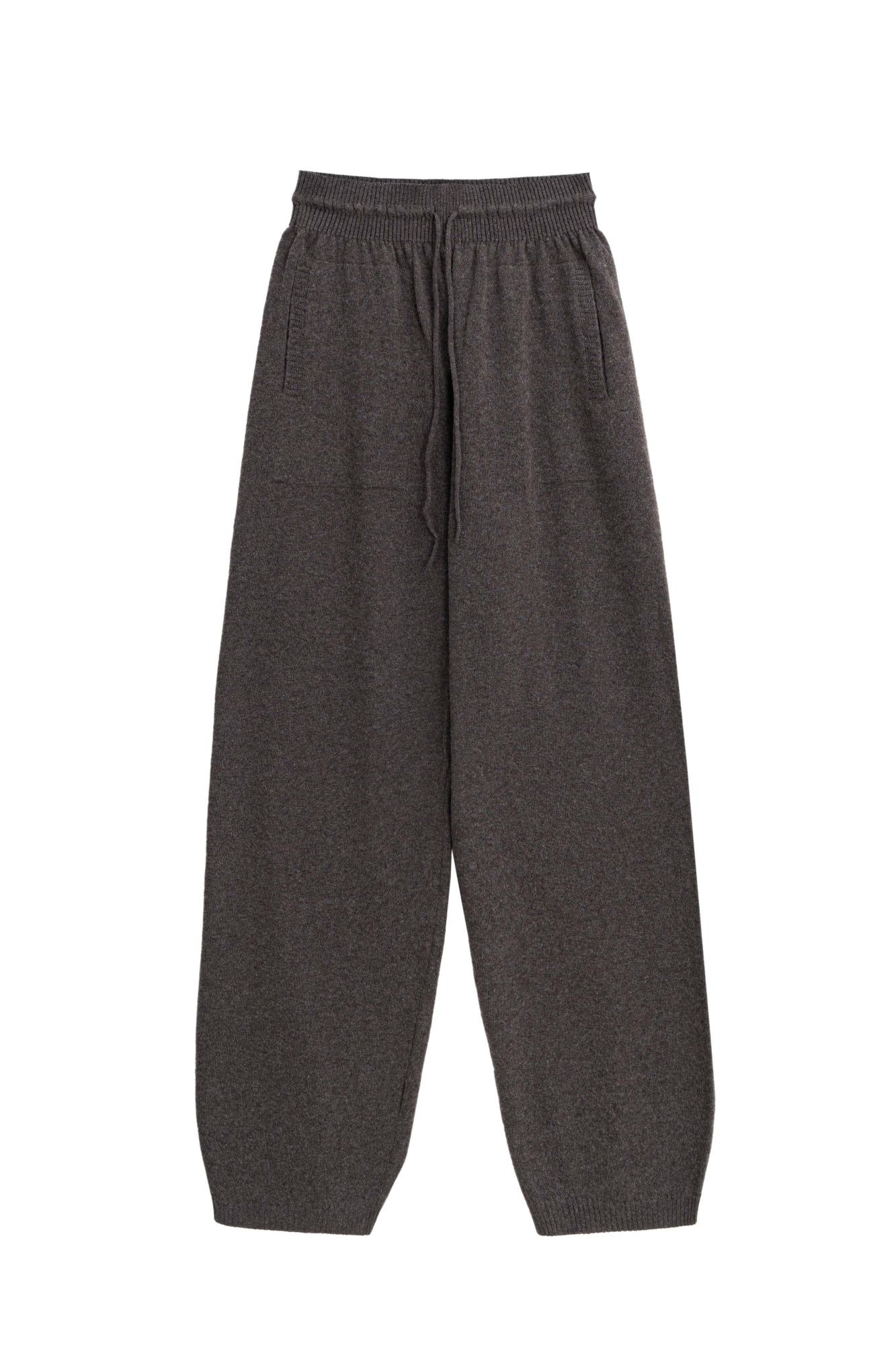 Трикотажные брюки из шерсти с добавлением кашемира. Модель свободного силуэта с эластичным поясом на кулиске и боковыми карманами. Манжеты брюк выполнены в рубчик.