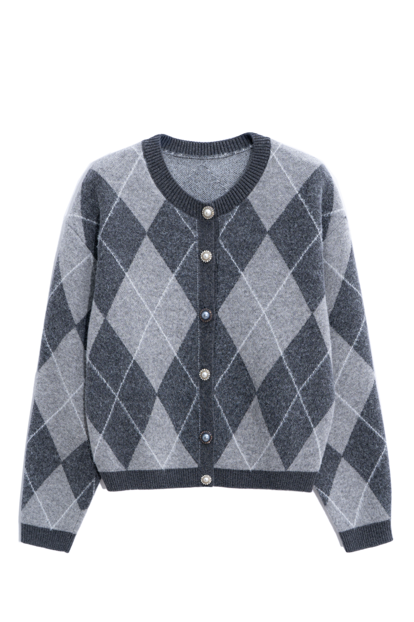 Трикотажный кардиган с узором аргайл из шерсти с добавлением кашемира. Модель свободного силуэта со спущенной линией плеч, круглым вырезом горловины и застежкой на крупные пуговицы. Края изделия выполнены в рубчик.
