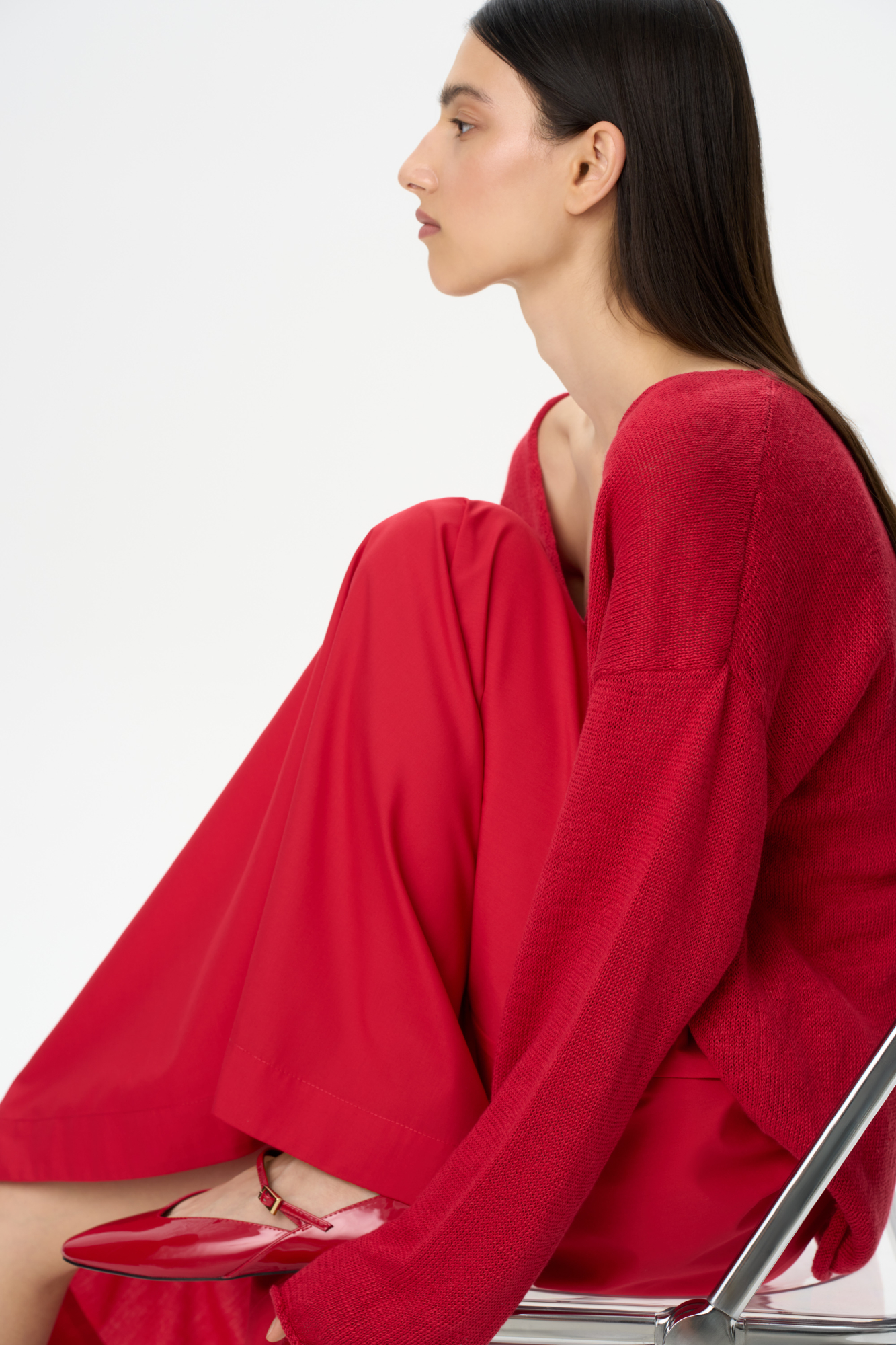 Трикотажный джемпер из 100% льна. Модель свободного силуэта с длинным рукавом и с V-образным вырезом горловины. Изделие декорировано брендированным ярлыком сбоку и валиками по низу.