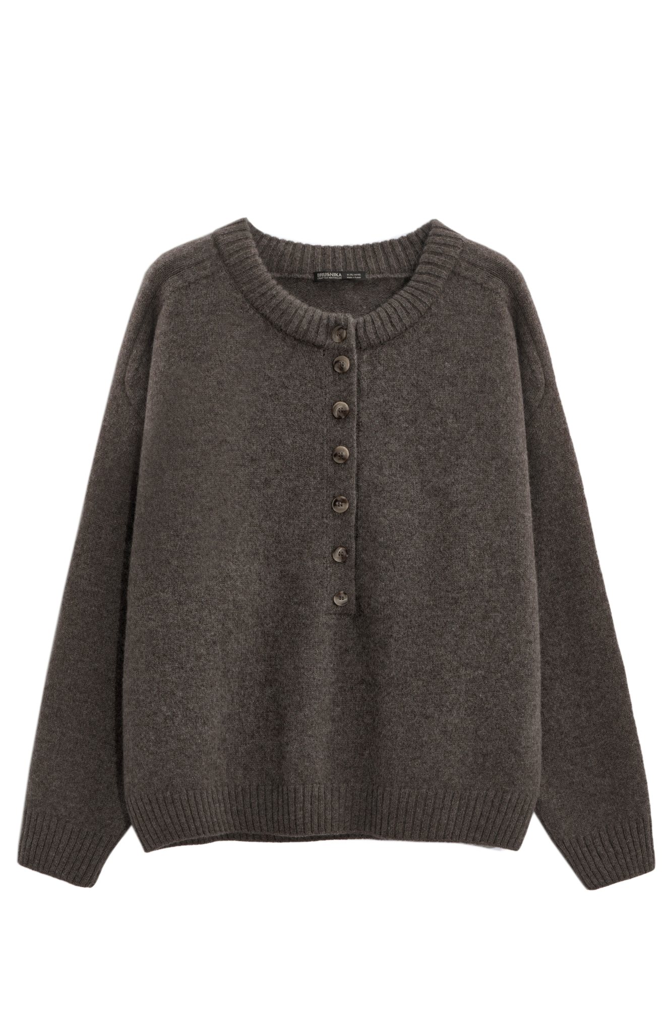 Трикотажный джемпер из 100% шерсти яка. Модель свободного силуэта с вывязанной круглой горловиной и планкой на пуговицах. Низ изделия и манжеты рукавов выполнены в рубчик.