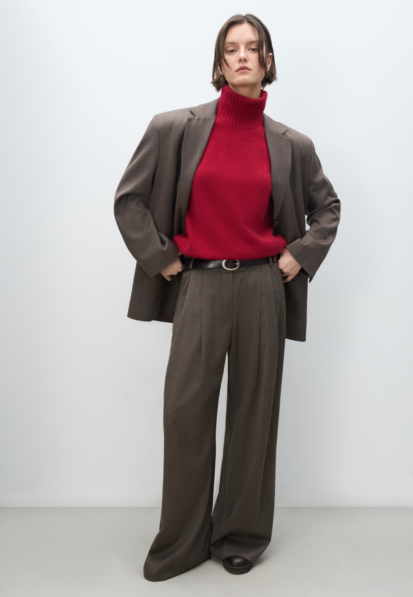 Брюки палаццо из фланели. Модель прямого свободного силуэта, с боковыми и задними карманами. Шлевки на поясе для ремня. Застежка на молнию, скрытую пуговицу и брючный крючок.