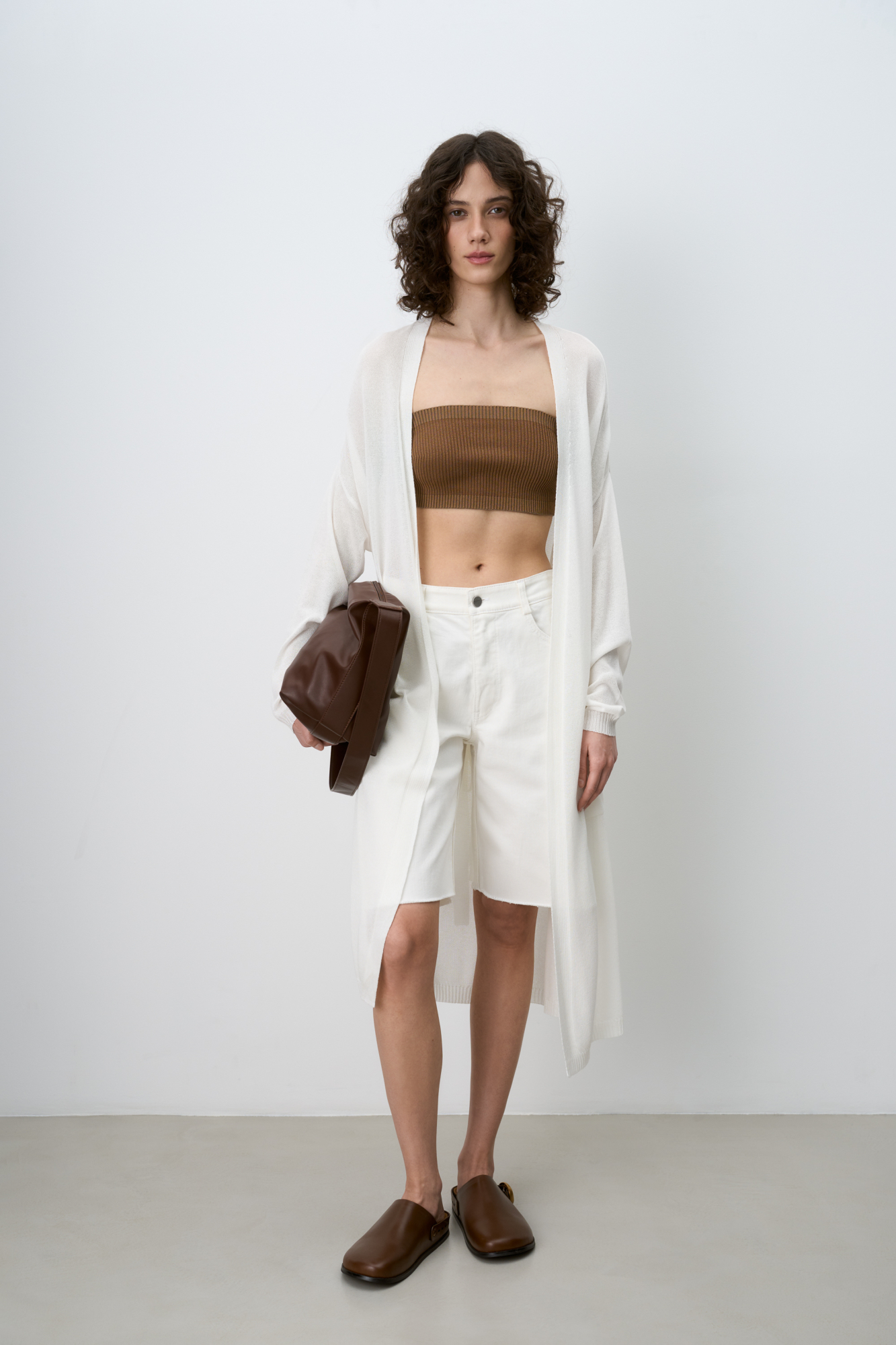 Длинный трикотажный кардиган из вискозы. Модель прямого кроя, с двумя боковыми карманами, шлевками на талии и поясом.