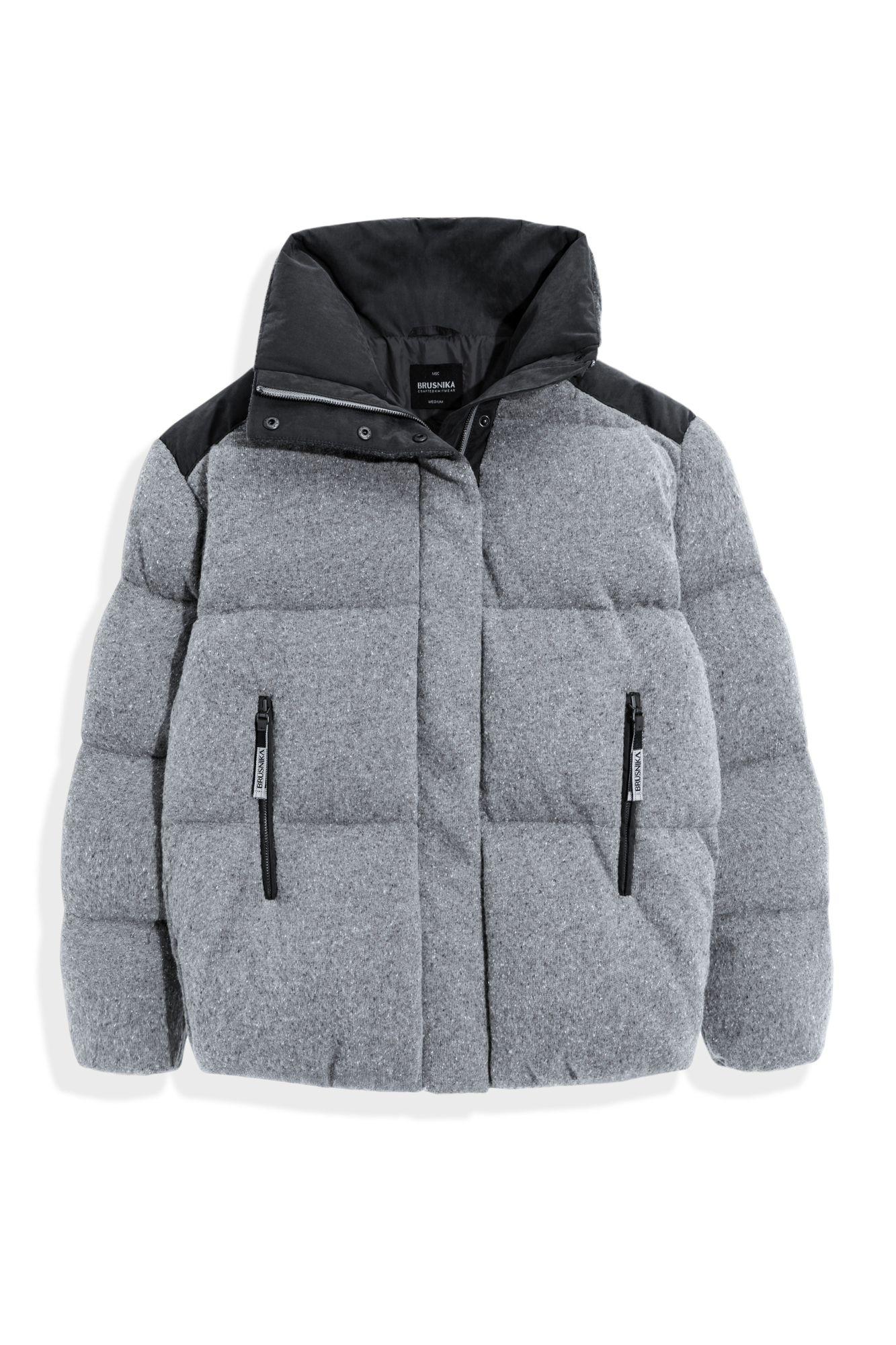 Трикотажный пуховик из шерсти с добавлением вискозы и шелка. Модель свободного силуэта с воротником-стойкой, капюшоном и карманами на молниях. Застежка на молнию под планкой с кнопками.