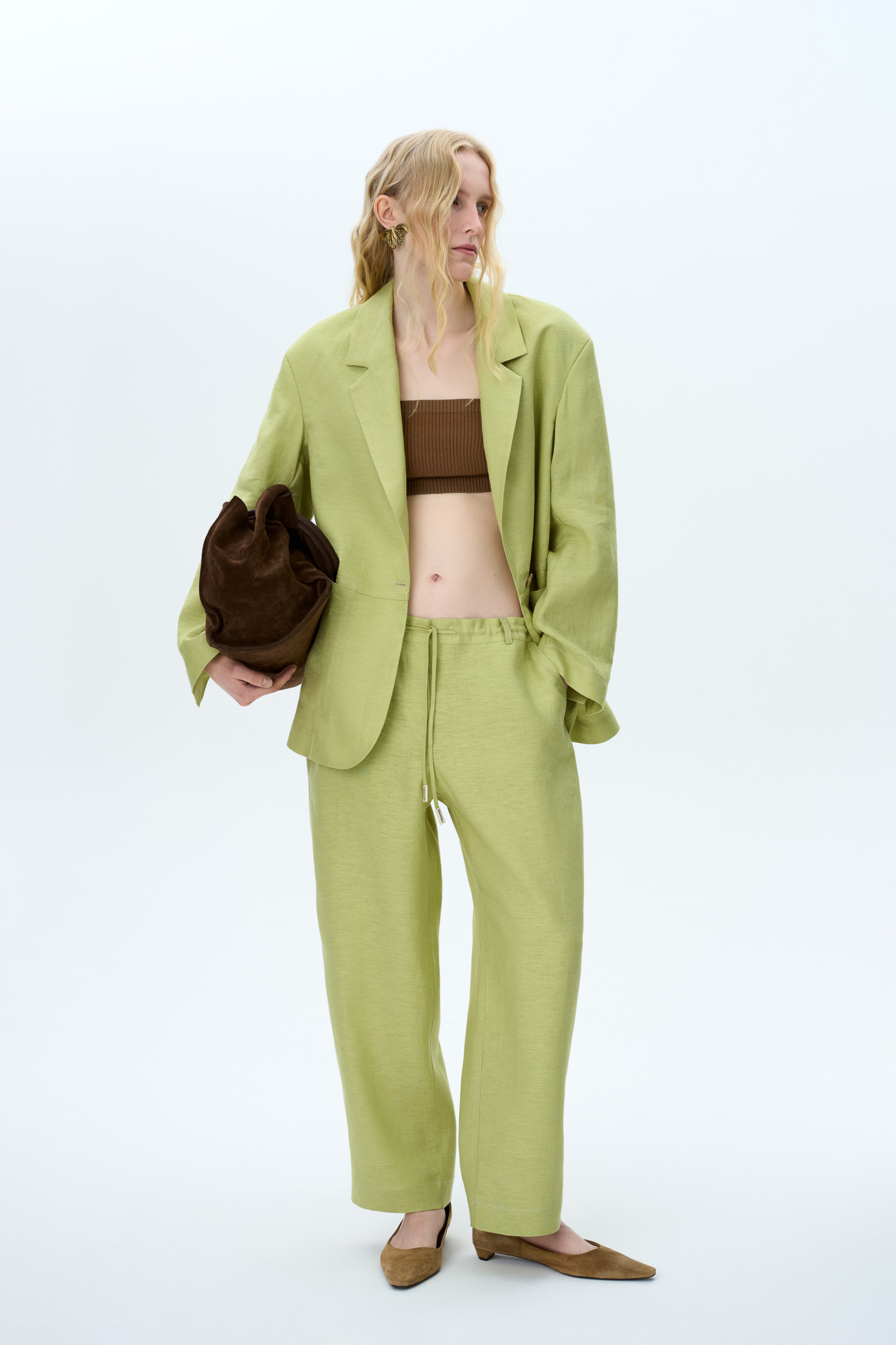 Брюки-бананы из 100% льна. Модель свободного силуэта с эластичным поясом на кулиске и боковыми карманами. Дополнить образ можно жакетом в таком же стиле.