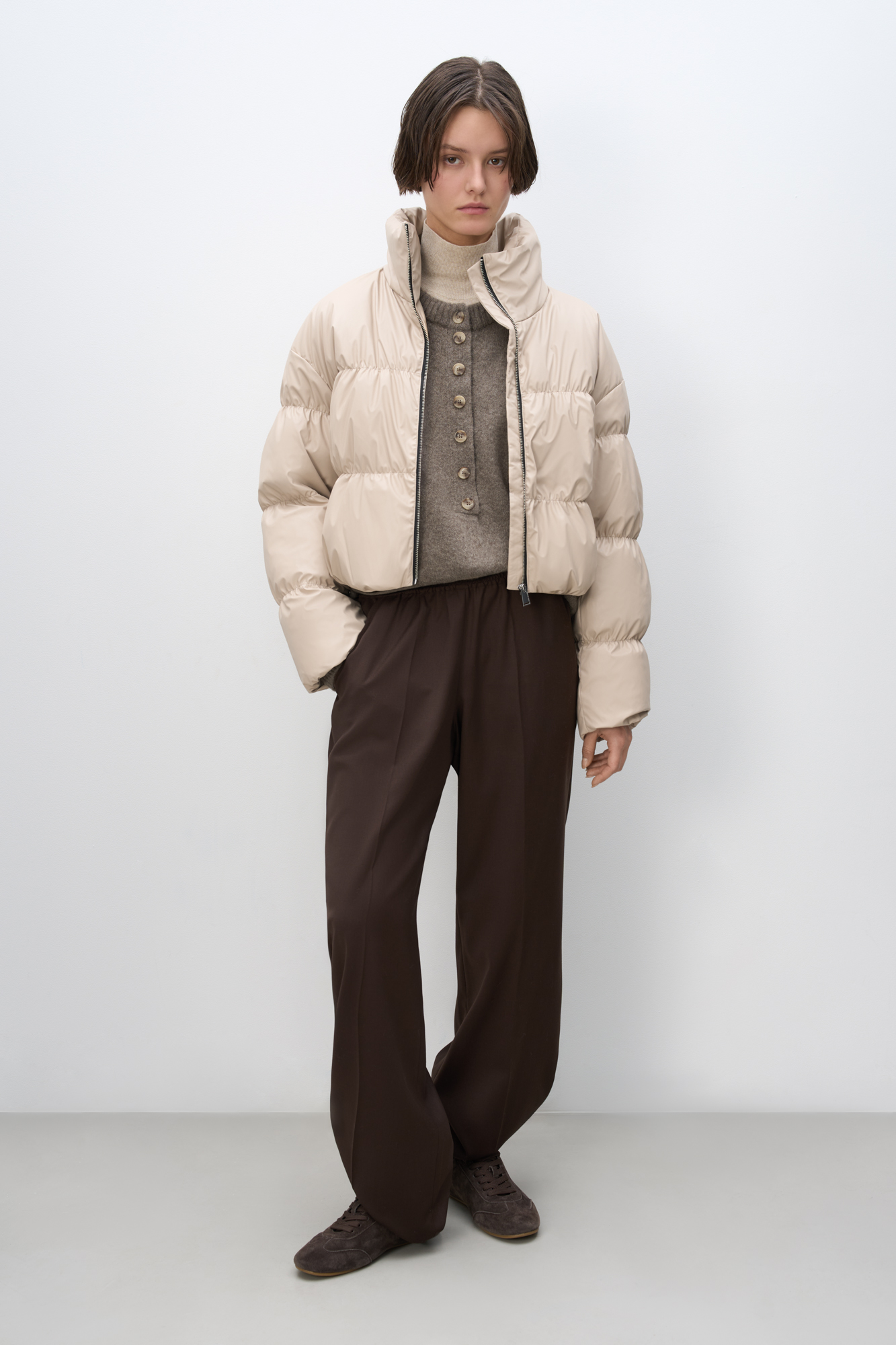 Широкие прямые брюки из полушерсти. Модель с эластичным поясом на резинке и карманами.