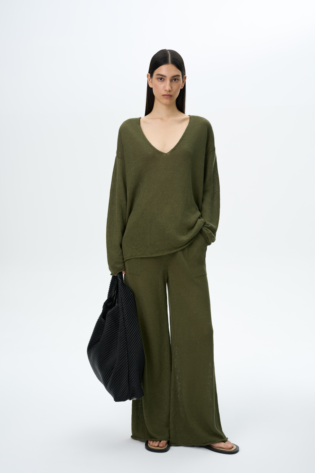 Широкие трикотажные брюки из 100% льна. Модель прямого силуэта, на кулиске и двумя карманами.