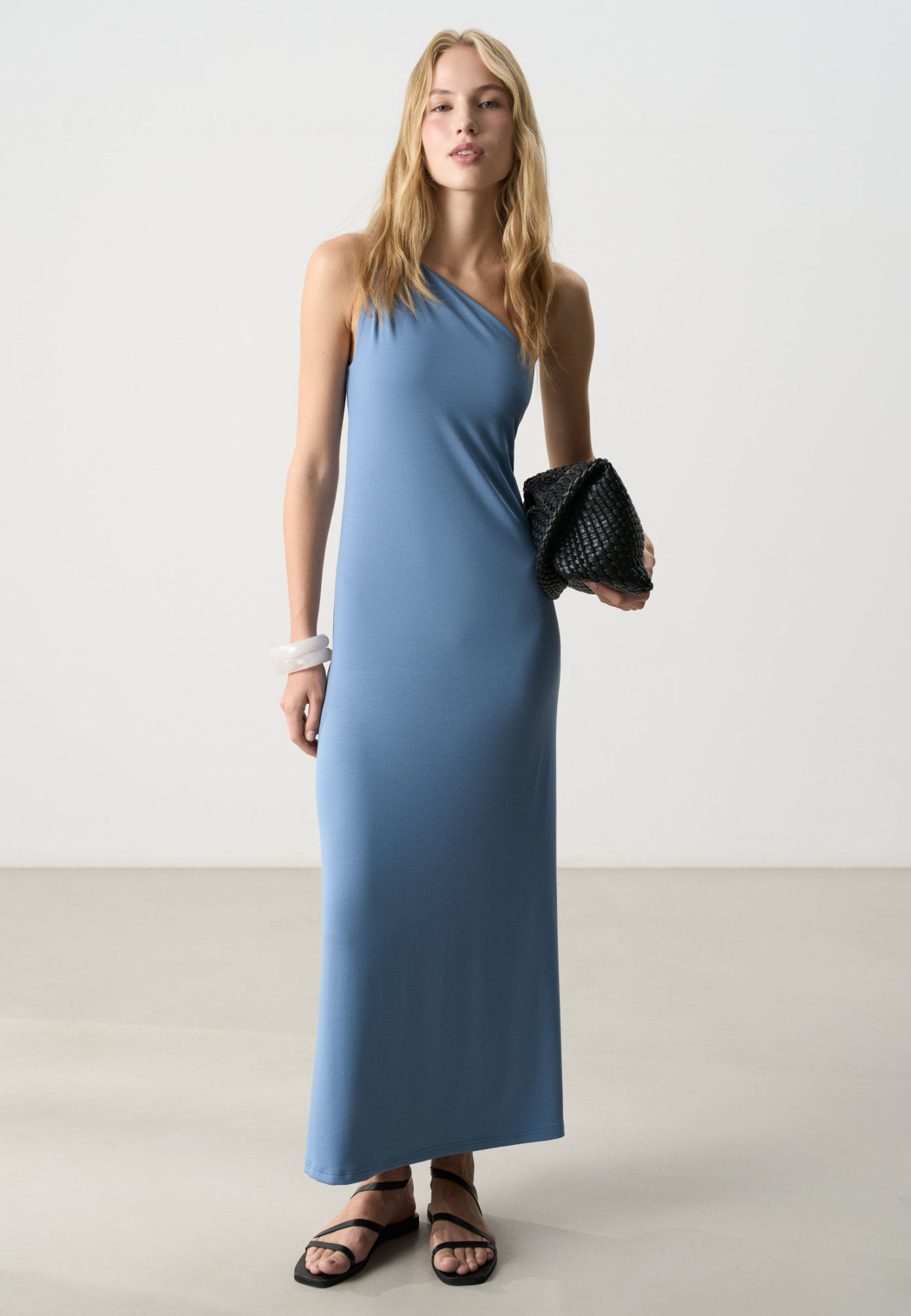 Платье длины макси из модала. Модель свободного кроя, с асимметричным верхом и перекрученной лямкой на одно плечо.