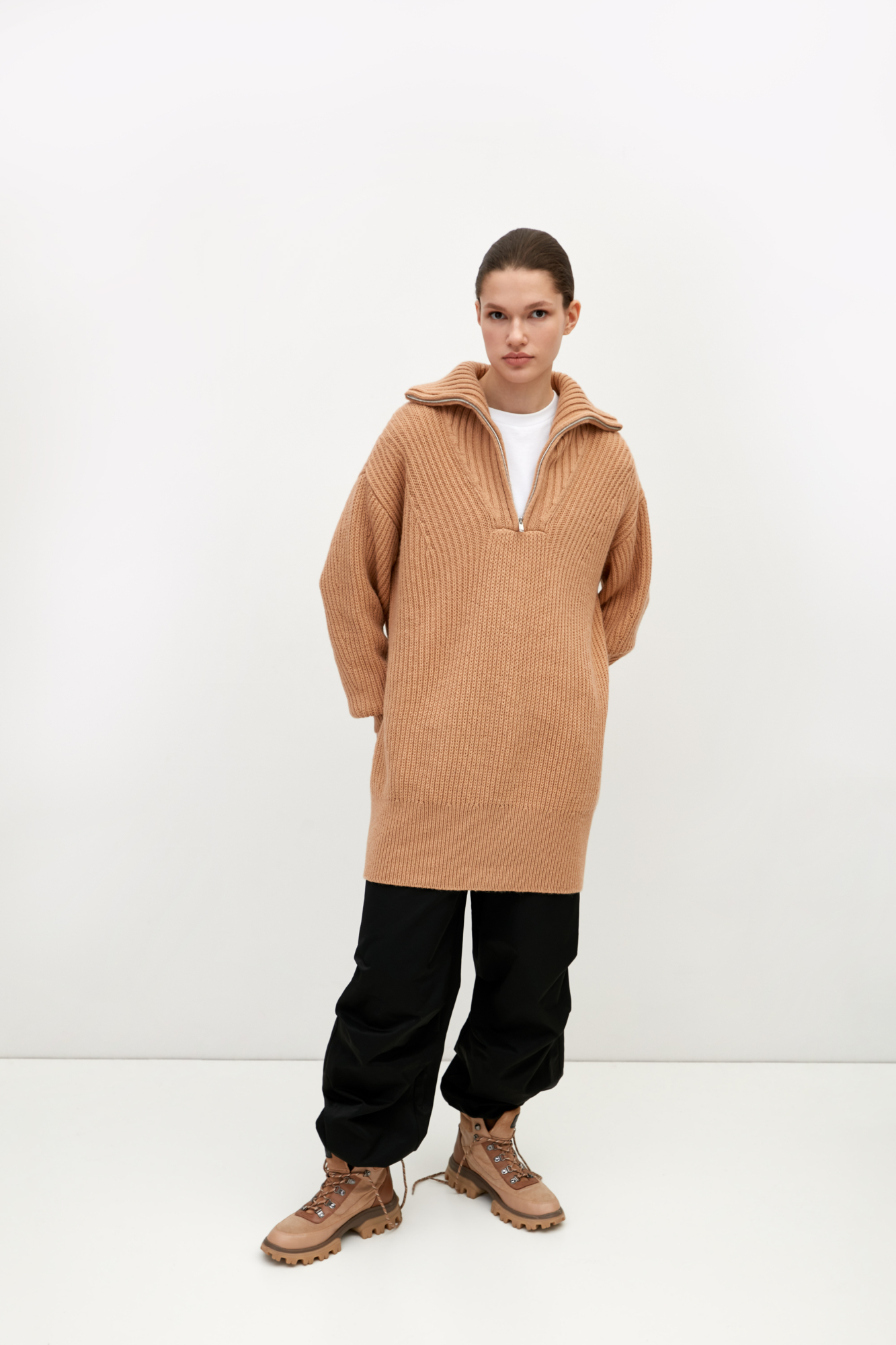 Удлиненный джемпер из шерсти альпака. Модель свободного силуэта со спущенным плечом и воротником-стойкой. Застежка на молнию.