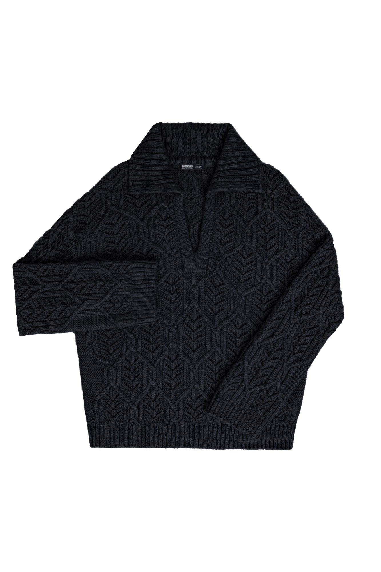 Трикотажный джемпер со сложной арнаментной вязкой с добавлением шерсти альпака. Модель свободного силуэта со спущенной линией плеча и воротником-поло с V-образным вырезом. Манжеты рукавов, воротник и низ изделия выполнен в рубчик.