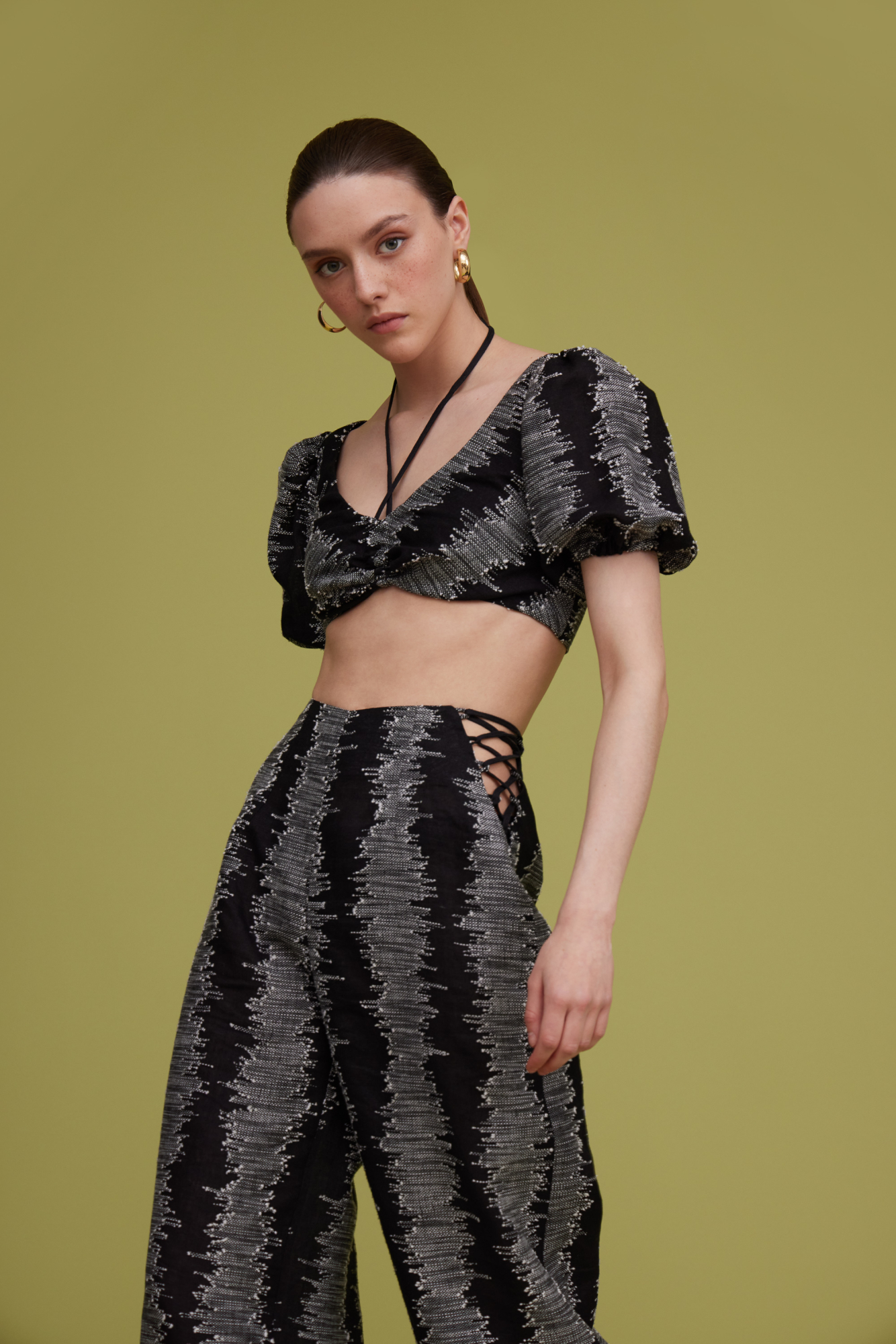 Короткий топ из 100% текстурного льна. Модель с коротким рукавом-фонариком, глубоким вырезом декольте и тонкой кулиской вокруг шеи.