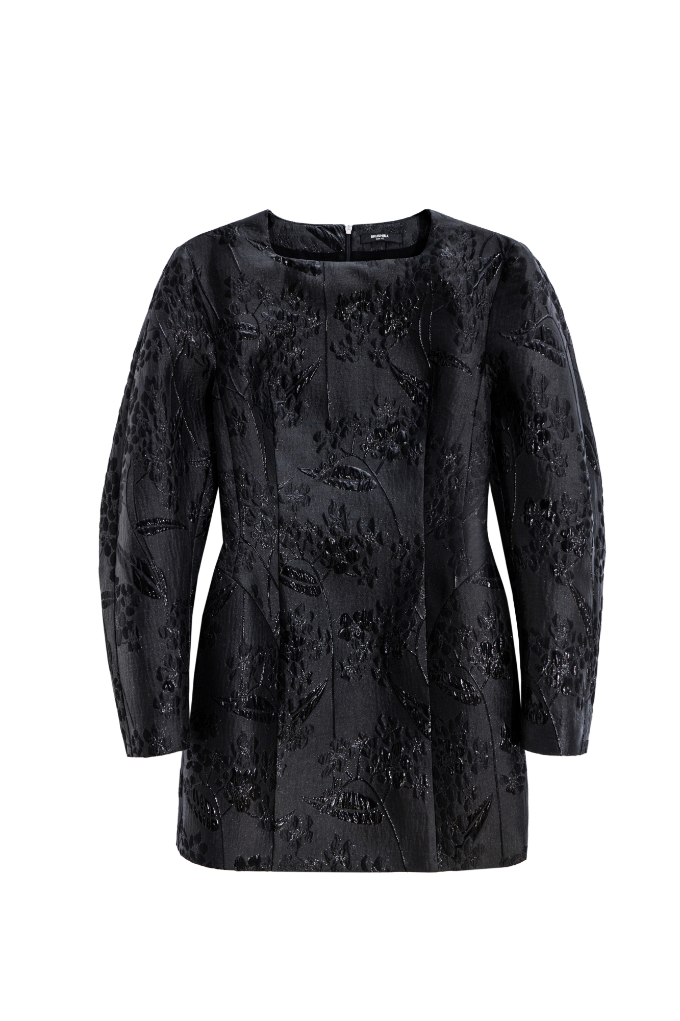 Платье длины мини из жатого жаккарда с растительным орнаментом. Модель прямого кроя с длинными рукавами и квадратным вырезом. Изделие выполнено на подкладке. Застежка на молнию на спинке.