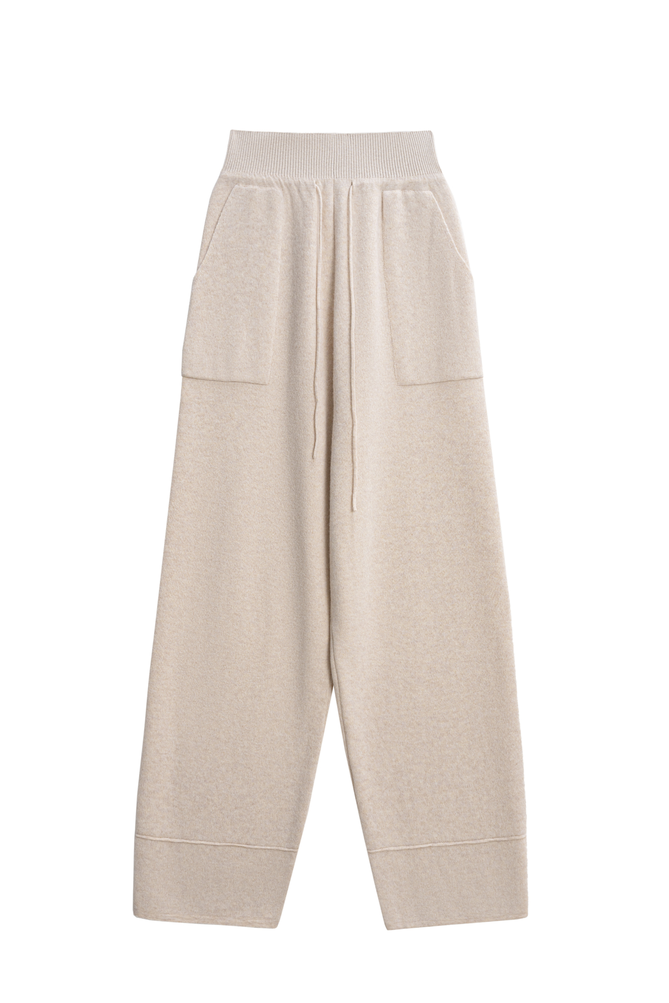 Трикотажные брюки из кашемира, шерсти и вискозы. Модель свободного силуэта со средней посадкой, широким эластичным поясом в рубчик и большими накладными карманами. 