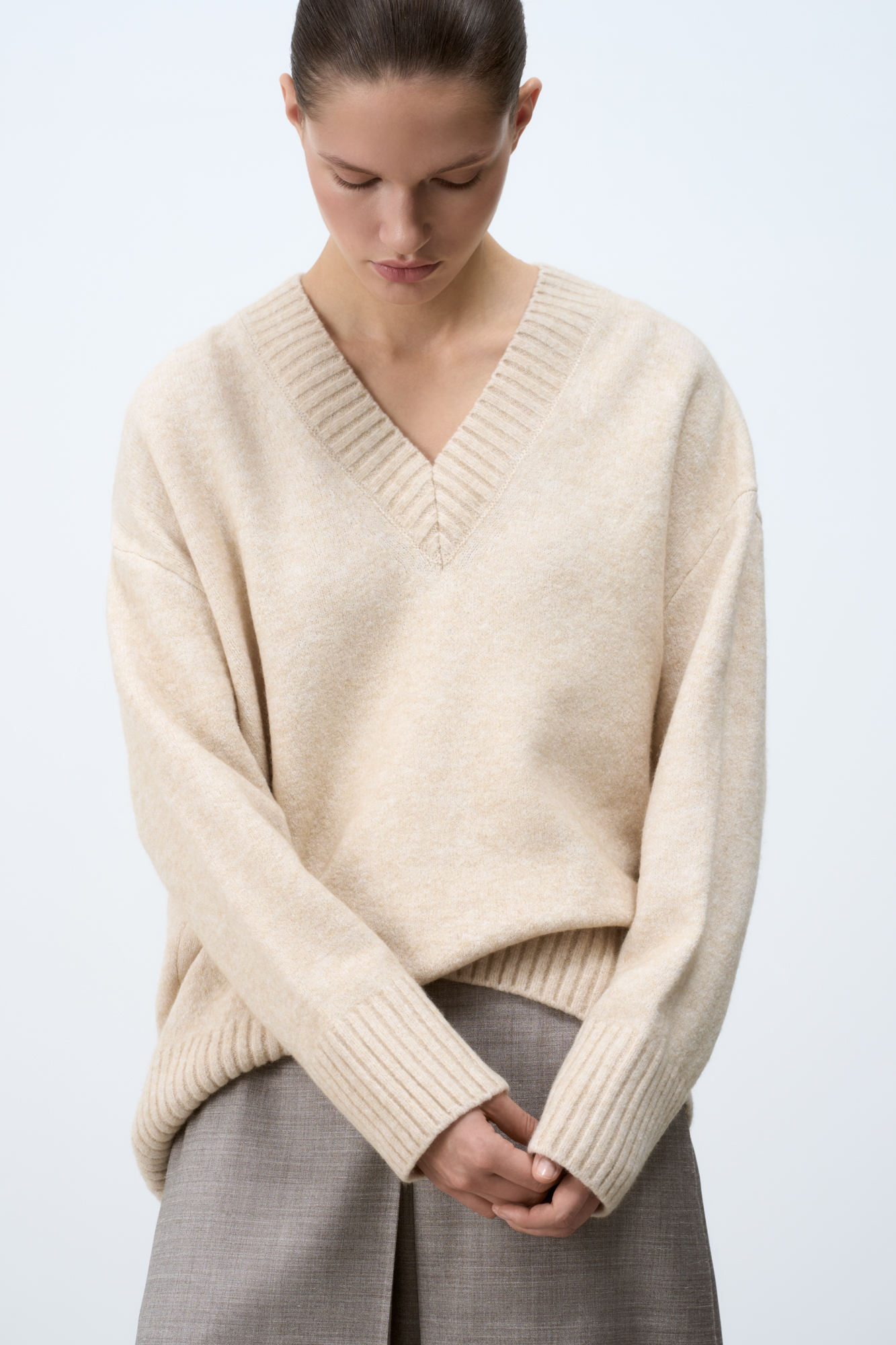 Джемпер свободного силуэта с лаконичным V-образным вырезом.