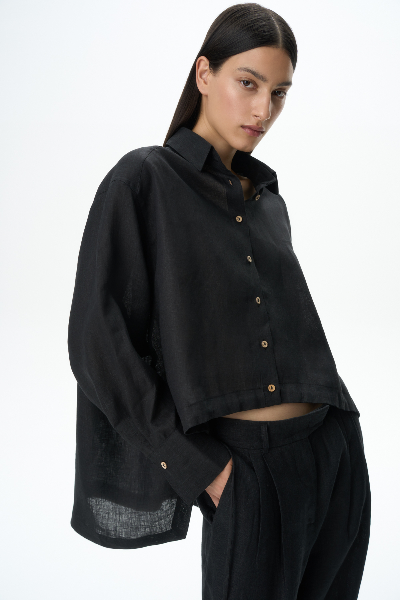 Рубашка из 100% льна. Модель прямого кроя, с длинными рукавами, отложным воротникомна и регулируемой кулиской по низу. Застежка на пуговицы.