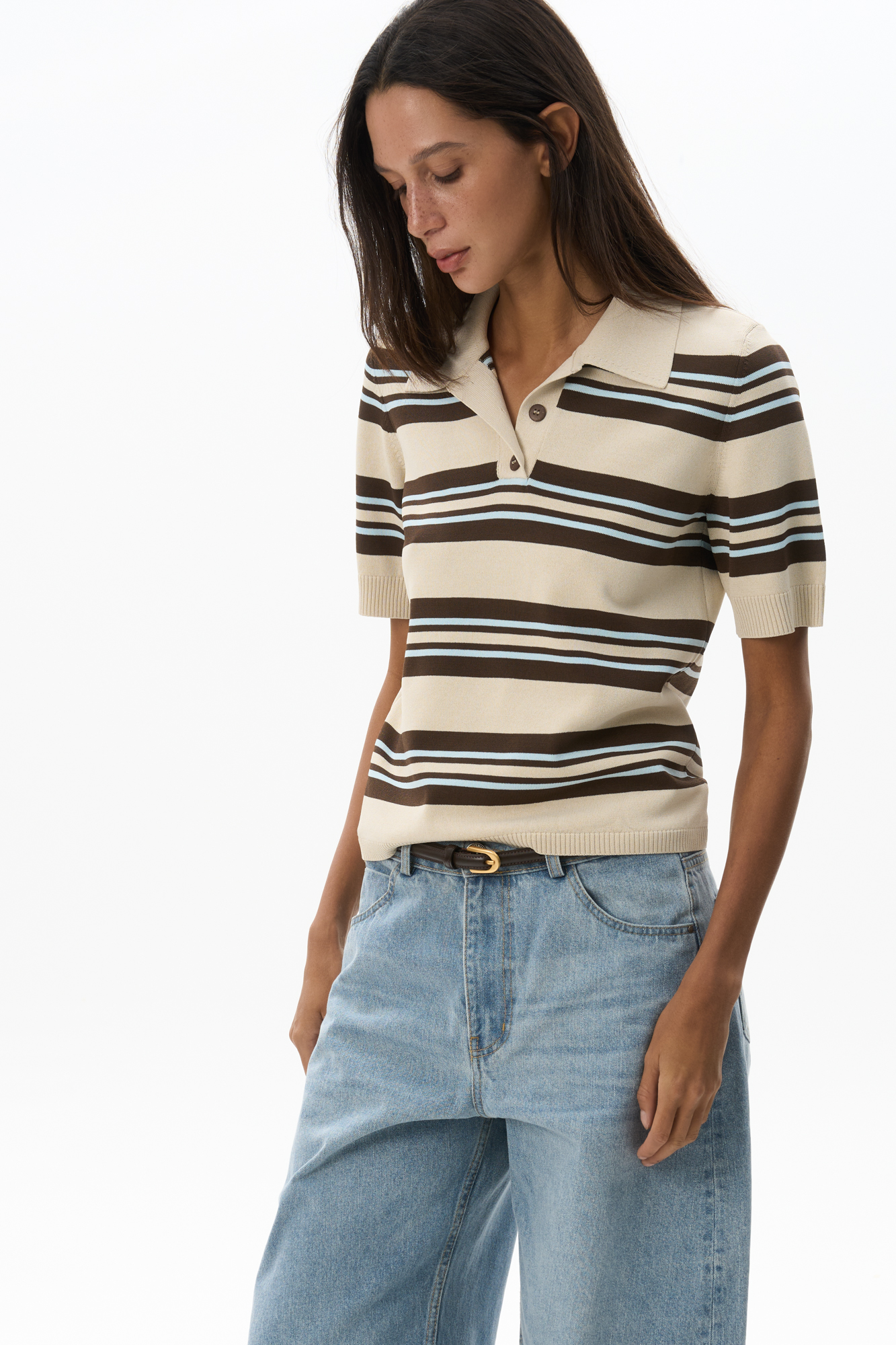 Трикотажная футболка поло в полоску из вискозы. Модель прямого кроя с отложным воротником и пуговицами на планке. Низ изделия и манжеты рукавов выполнены в рубчик.
