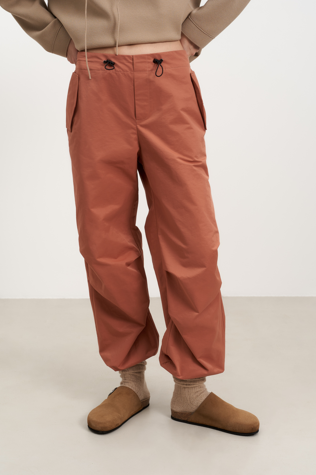 Брюки-парашюты из хлопка свободного кроя. Пояс на резинке придаст талии невероятное очертание, косые карманы позволят сочетать наши брюки в классическом и спортивном стиле.