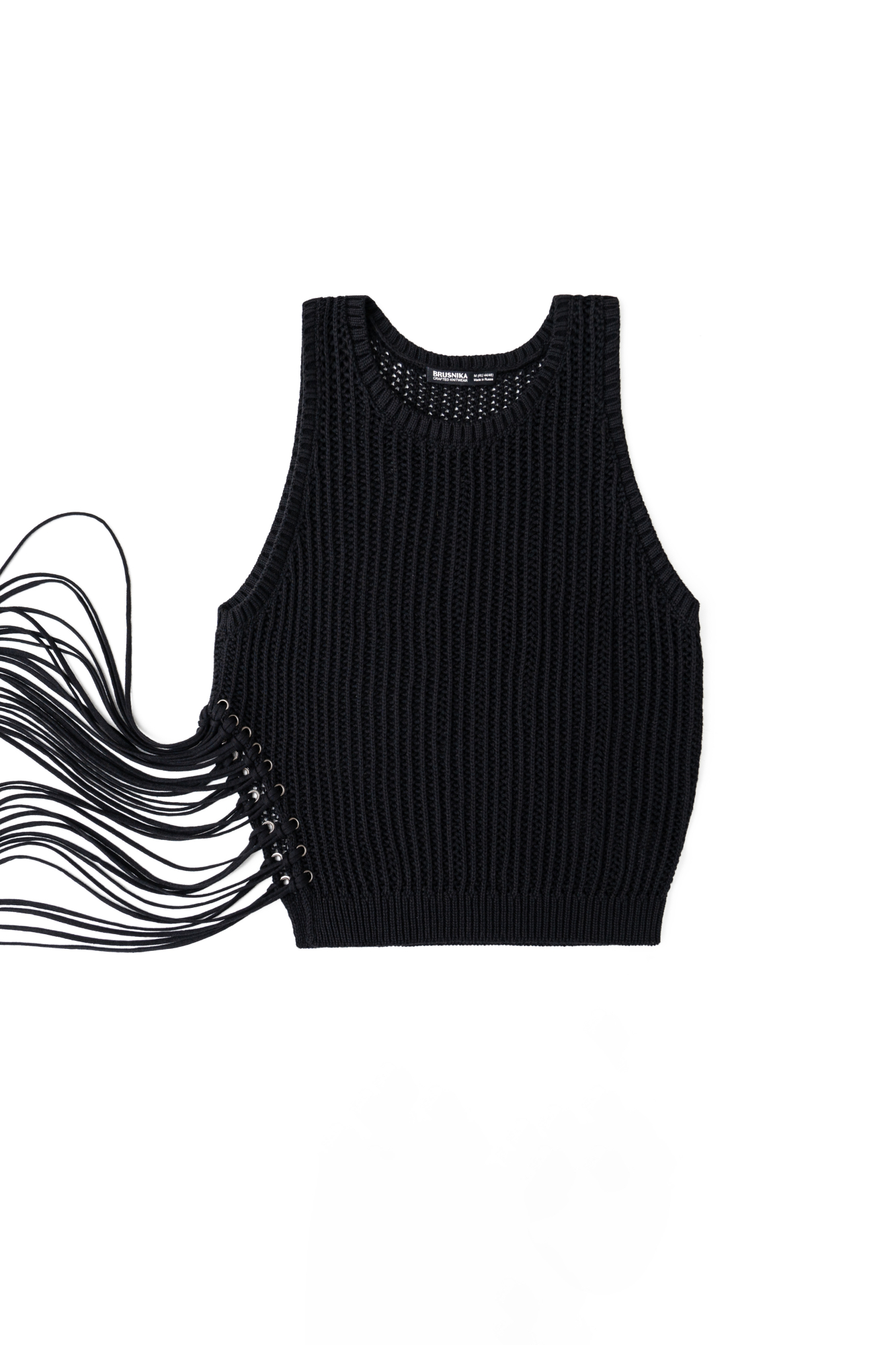 Трикотажный ажурный топ из 100% хлопка. Модель прямого силуэта, без рукавов, с круглым вырезом горловины. Изделие декорировано длинной бахромой и люверсами.