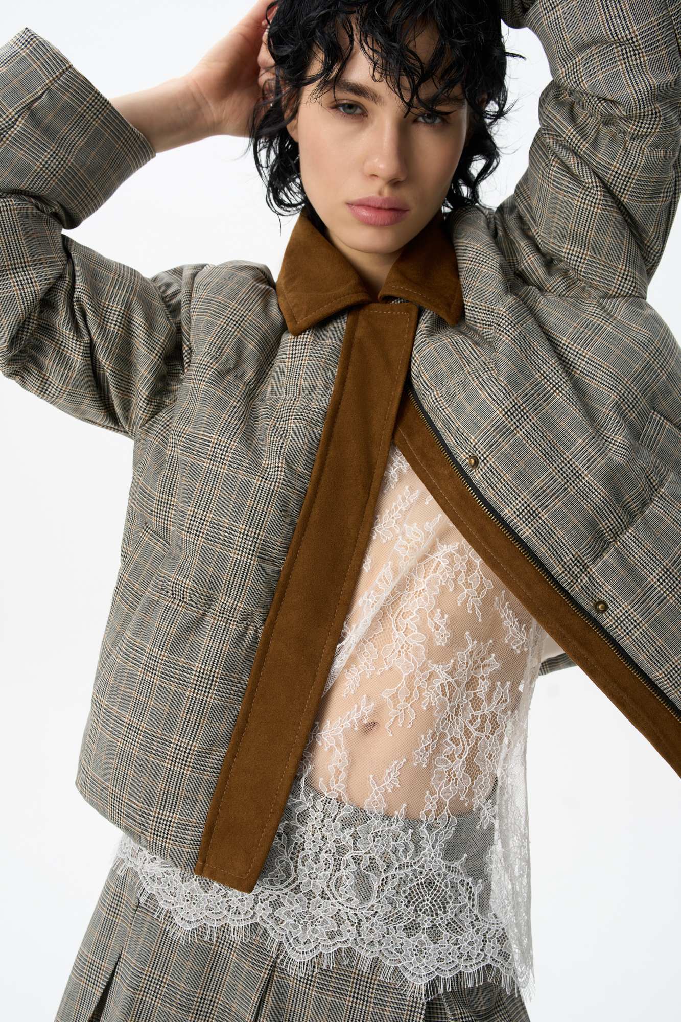 Пуховик в клетку гленчек с отложным воротником. Воротник и планка выполнены из замши. Модель прямого кроя с застежкой на молнию и пуговицы под планкой. Изделие на подкладке.