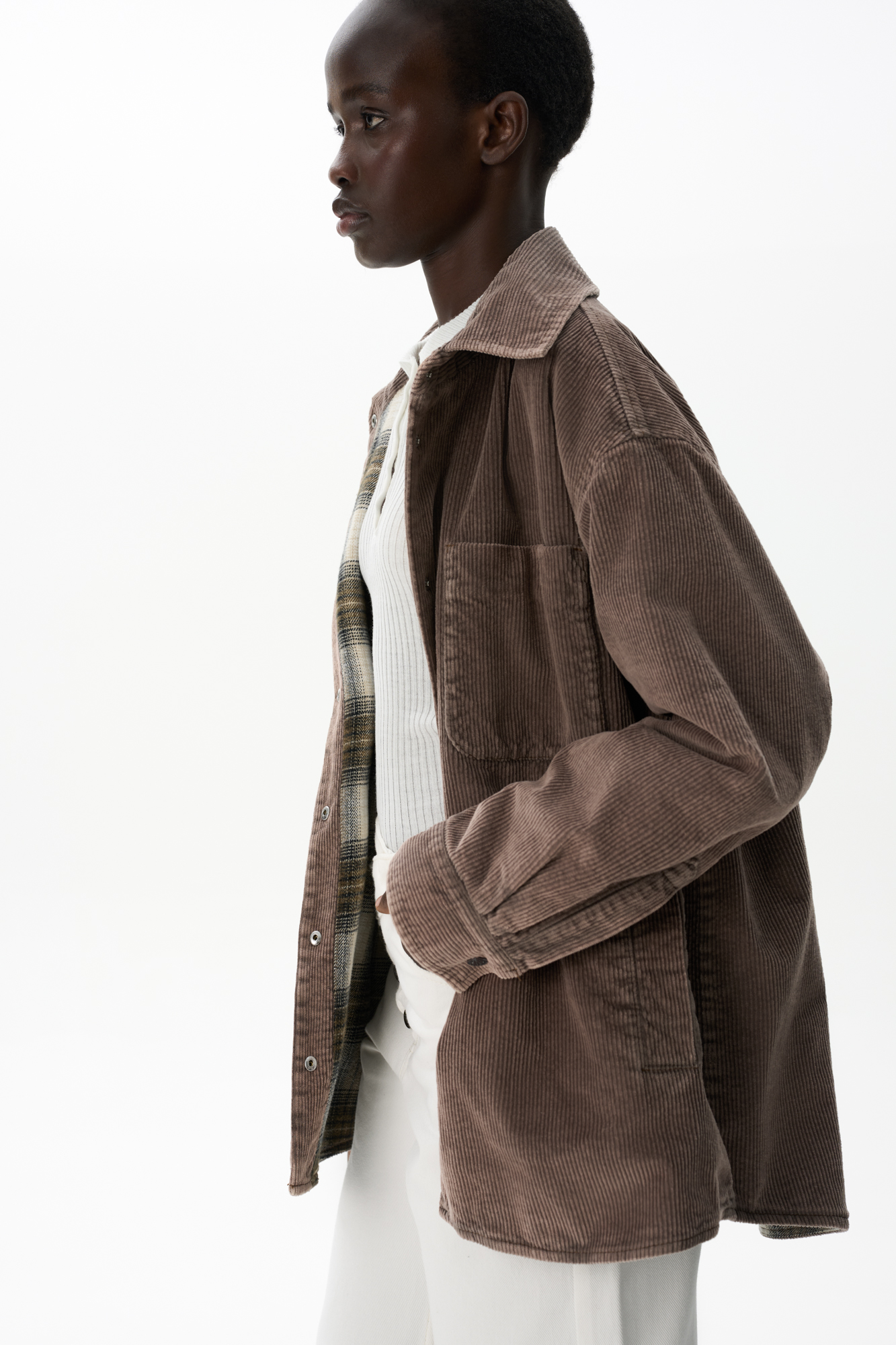 Вельветовая куртка из хлопка. Модель прямого кроя с отложным воротником, двумя накладными карманами на груди, двумя прорезными карманами и застежкой на кнопки. Изделие на подкладке.