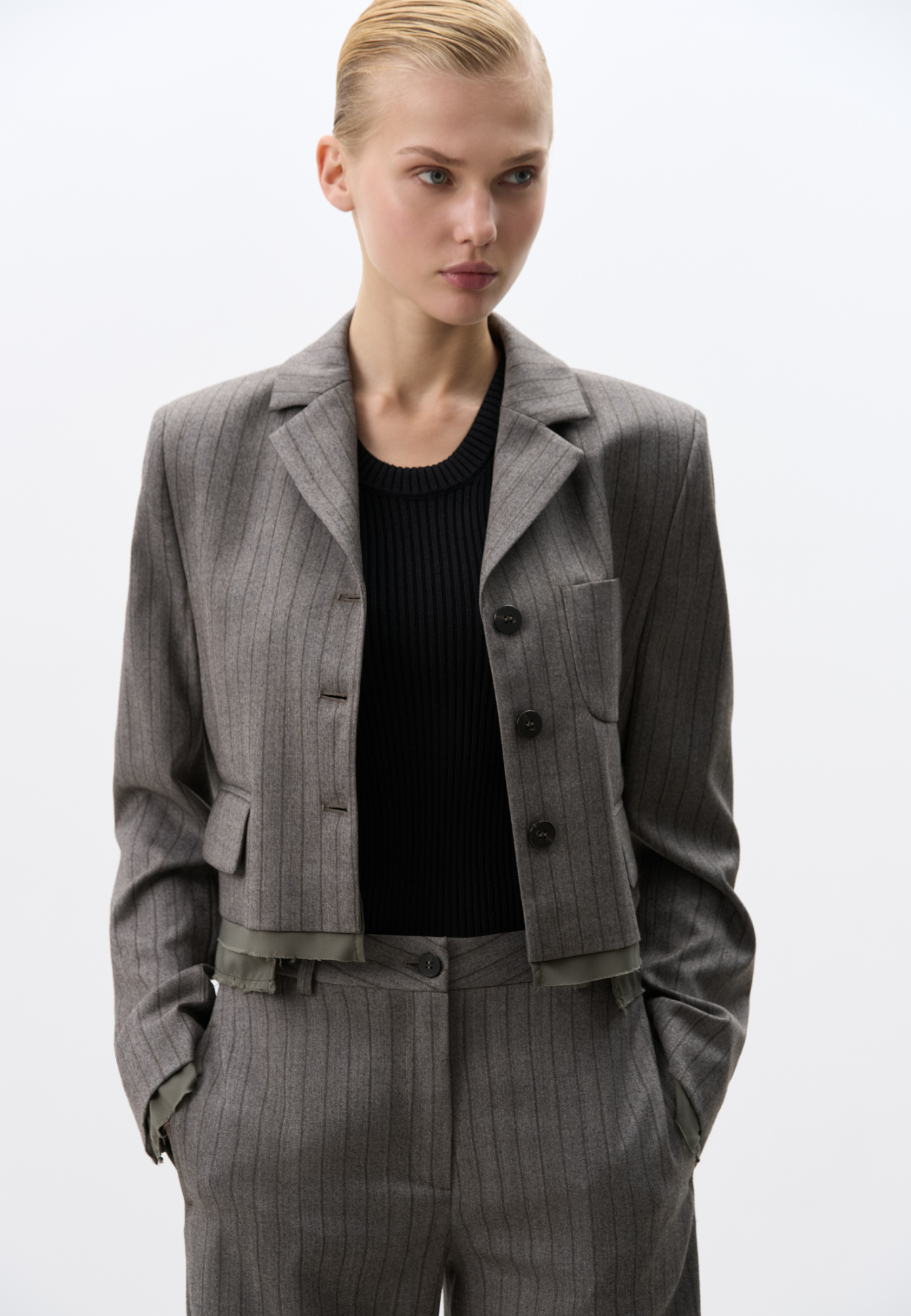 Укороченный жакет из шерсти. Модель с отложным воротником, нагрудным карманом и застежкой на пуговицы. Дополнить образ можно юбкой или брюками в таком же стиле. Изделие на подкладке.