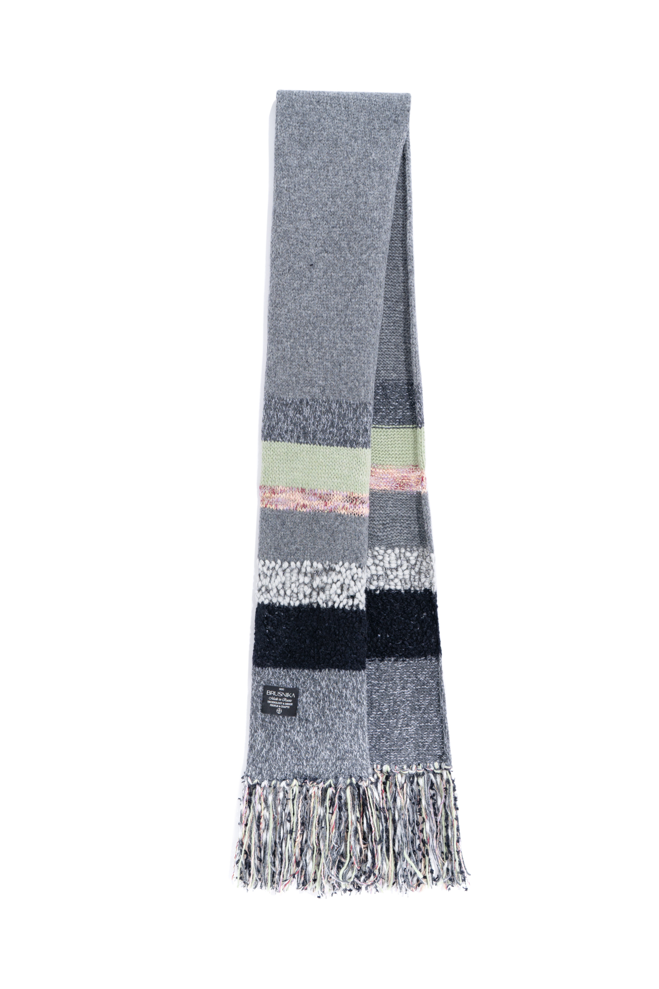 Шарф из шерсти альпака суперфайн и мериноса экстрафайн. Модель выполнена из пряжи с разной текстурой и декорирована длинной бахромой.