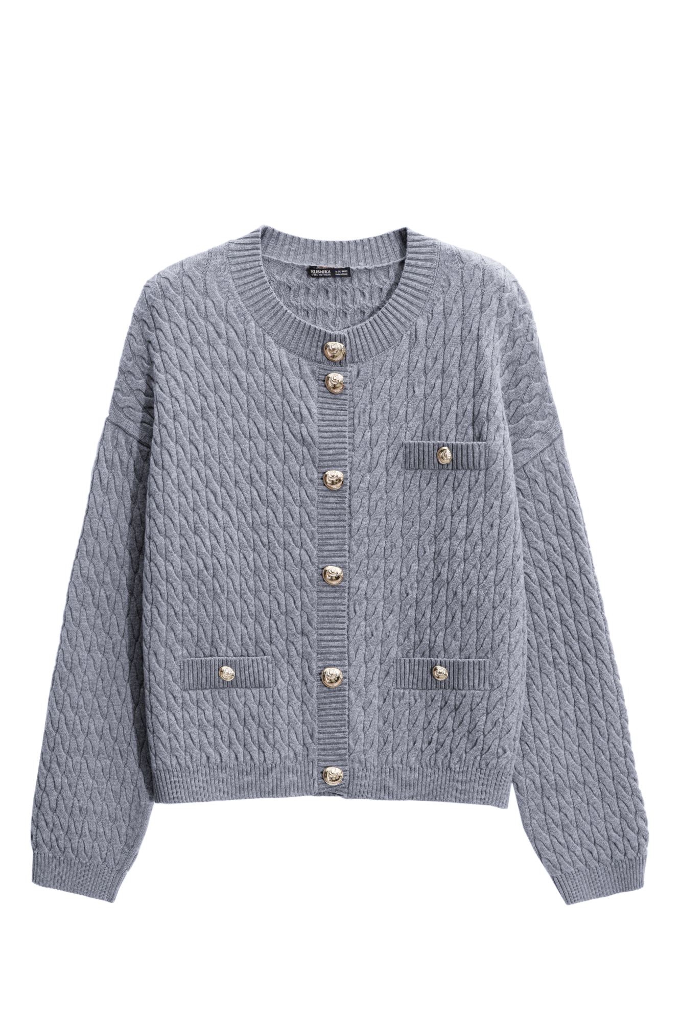 Кардиган из 100% шерсти мериноса экстрафайн, выполненный вязкой косами. Модель свободного кроя с длинными рукавами, спущенной линией плеч и круглым вырезом горловины. Имитация карманов с клапанами. Изделие декорировано крупными акцентными пуговицами.