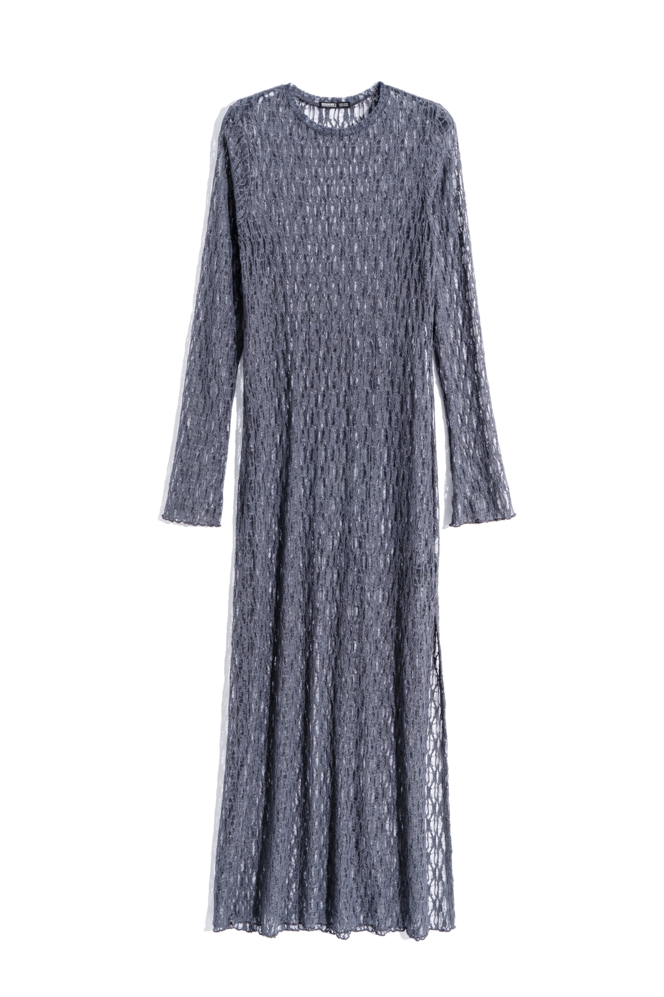 Платье длины макси из легкого кружева. Модель свободного силуэта с длинными рукавами, круглой горловиной и высоким разрезом на подоле. Изделие выполнено без подкладки.