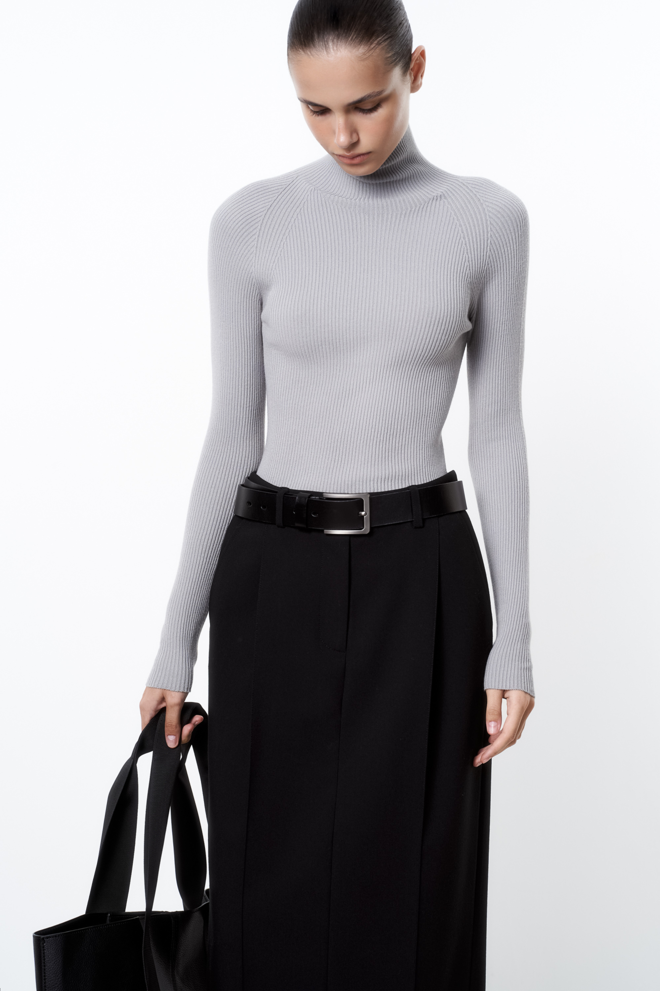 Трикотажная бесшовная водолазка из эластичной вискозы. Модель приталленого силуэта, с высоким воротником-стойкой и длинными рукавами. Изделие выполнено в рубчик.