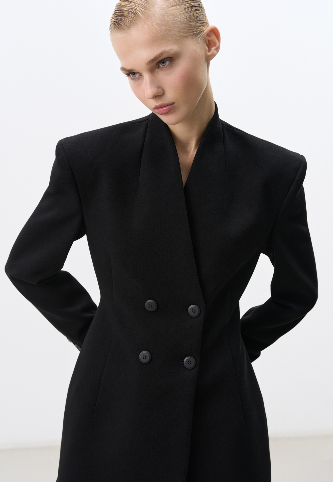 Двубортный жакет из вискозы. Модель приталенного силуэта, с широкими плечами и невысоким воротником без лацканов. Изделие выполнено на подкладке. 